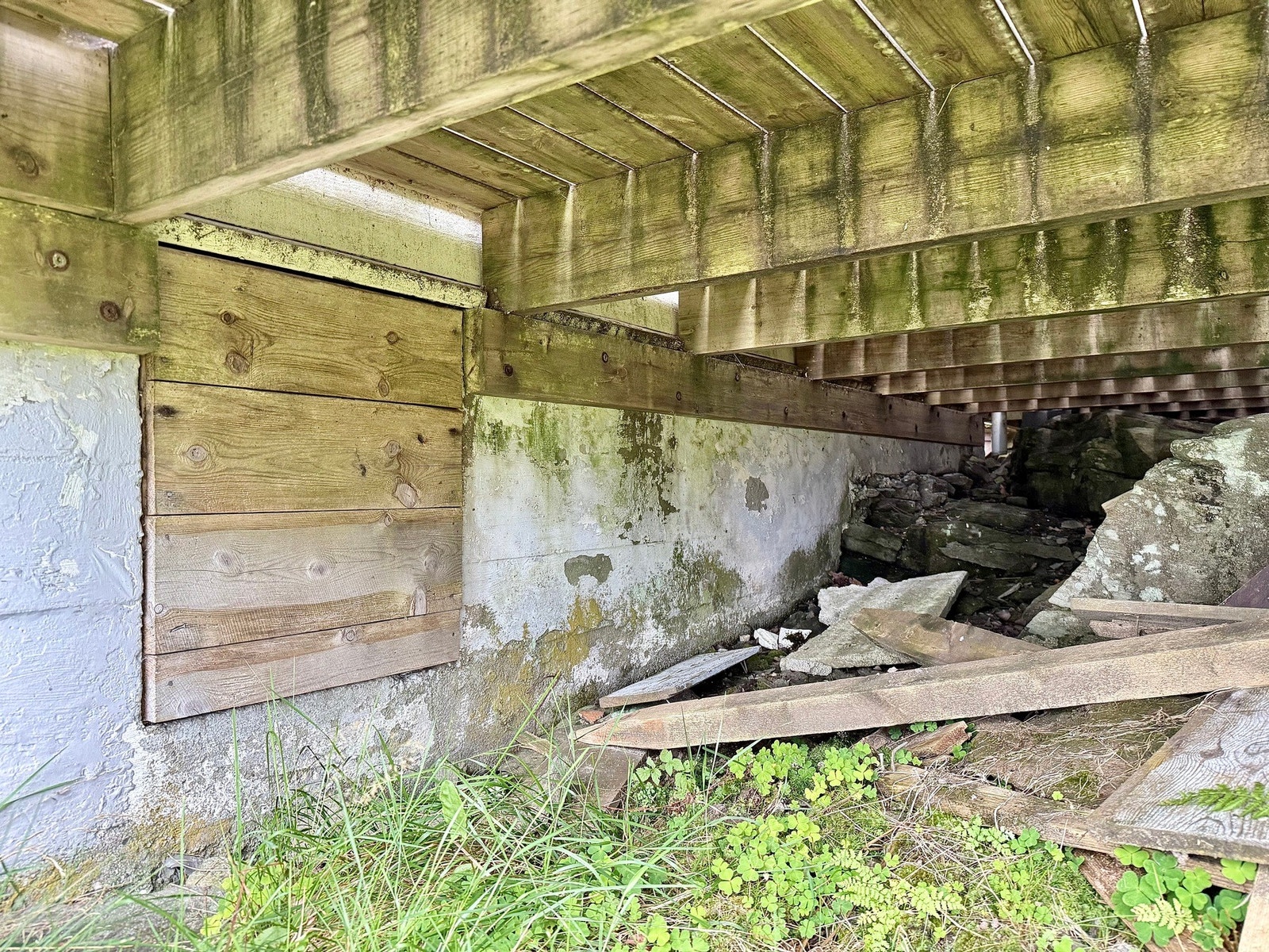 Blindkjeller under deler av huset. Bildet tatt under terrassen Galleribilde