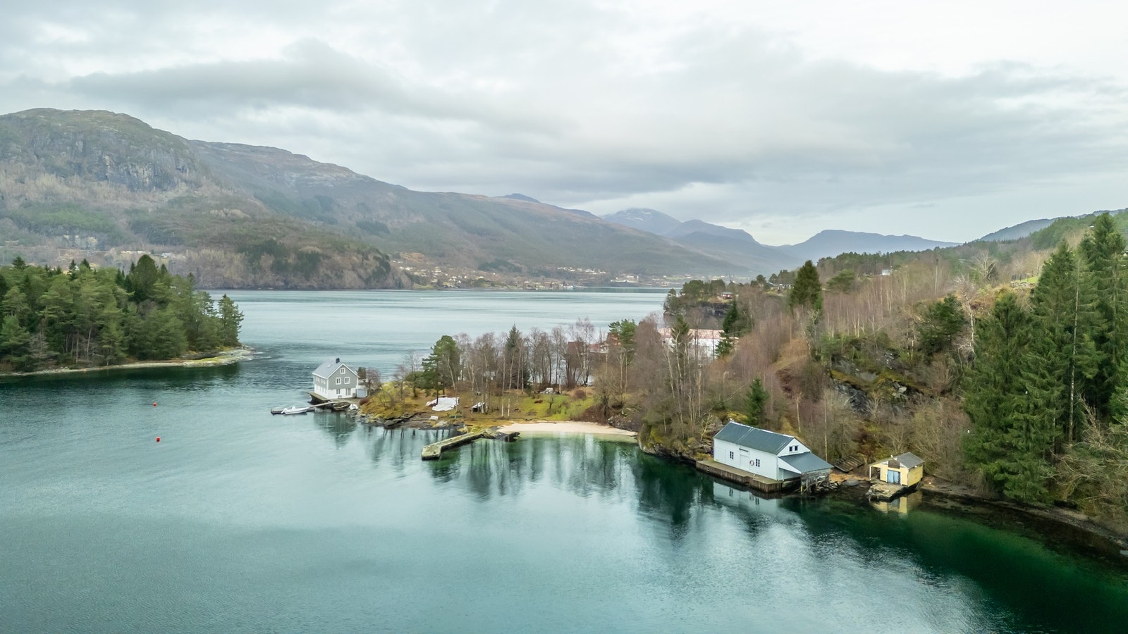 Bergegrend sett mot Eikelandsosen Galleribilde