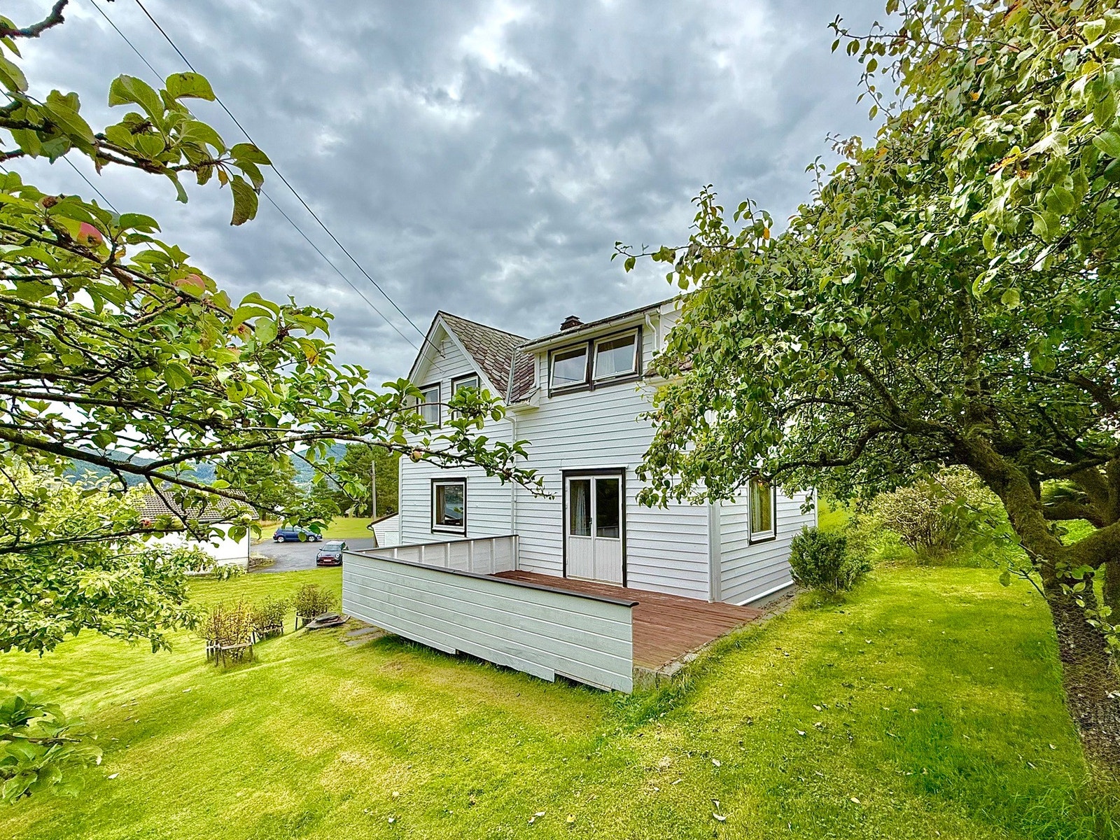 Stølane 11 var opprinnelig bygget som en horisontaldelt tomannsbolig. Den har i flere årtier blitt brukt som enebolig Galleribilde