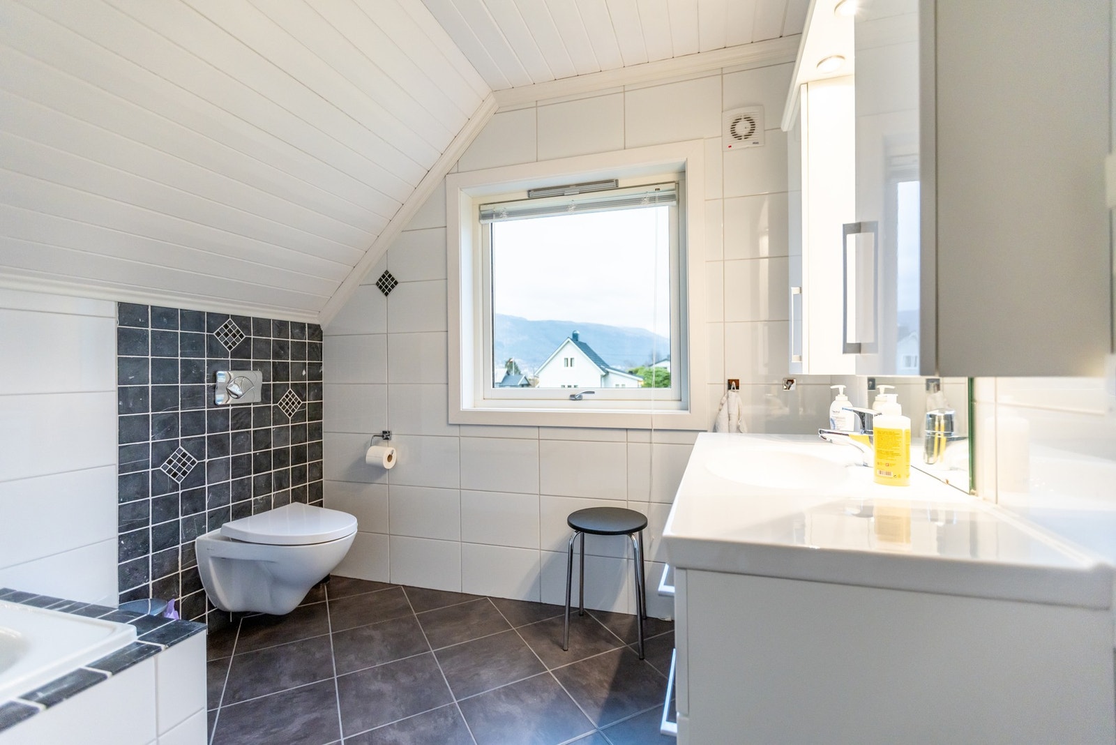 Påkostet bad oppe på lofet Galleribilde