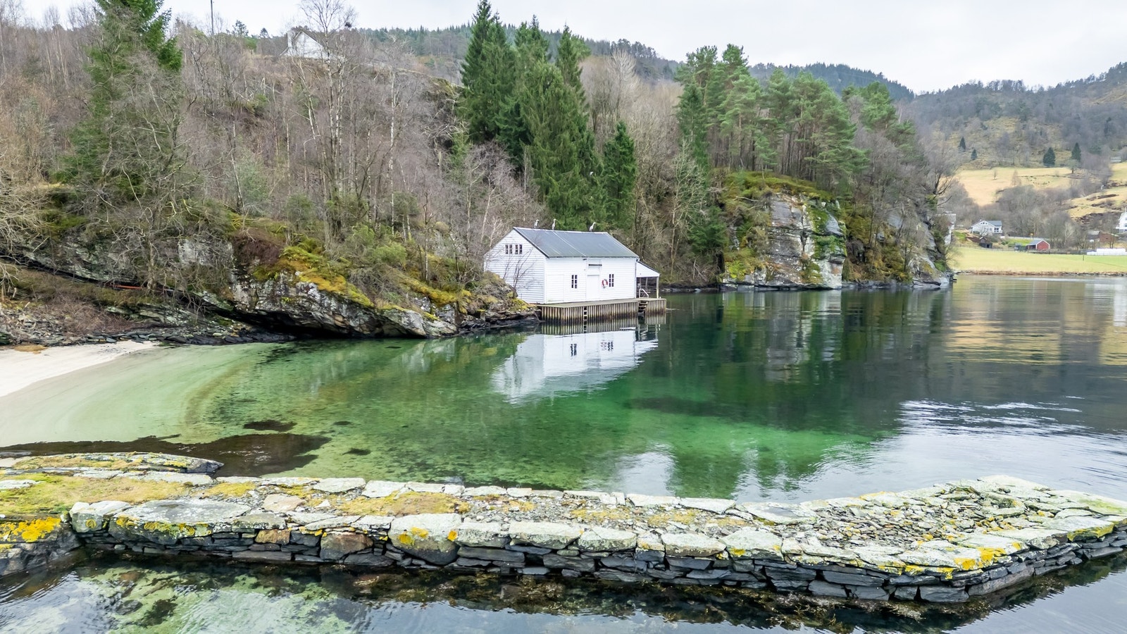 Sjøbua, sett fra naboen Galleribilde