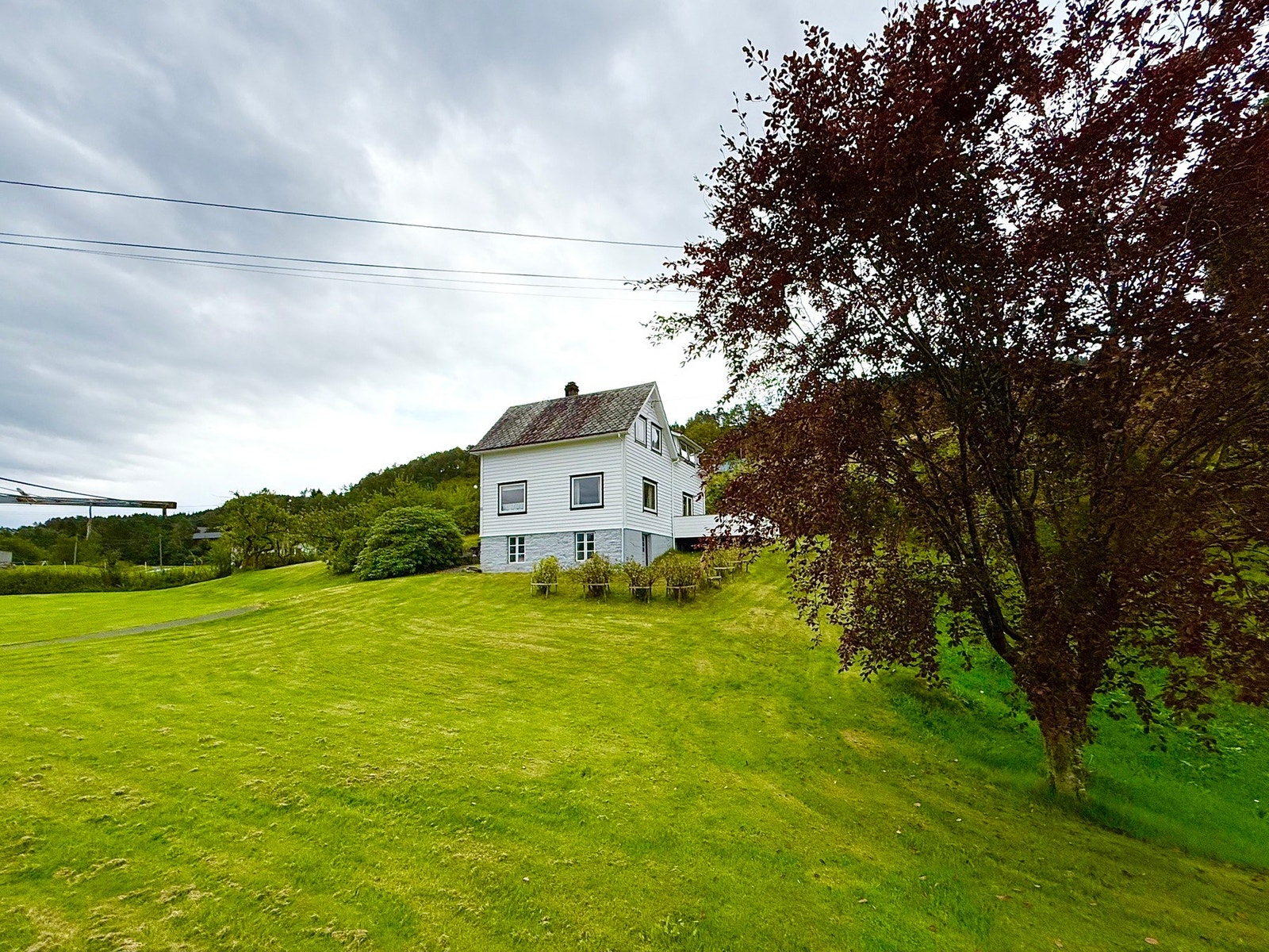 Tenk å kunne la barna løpe rundt i denne hagen Galleribilde
