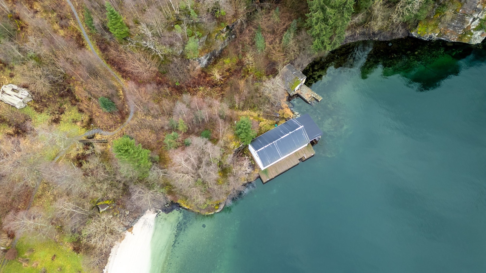 Sjøbua har gangvei ned Galleribilde