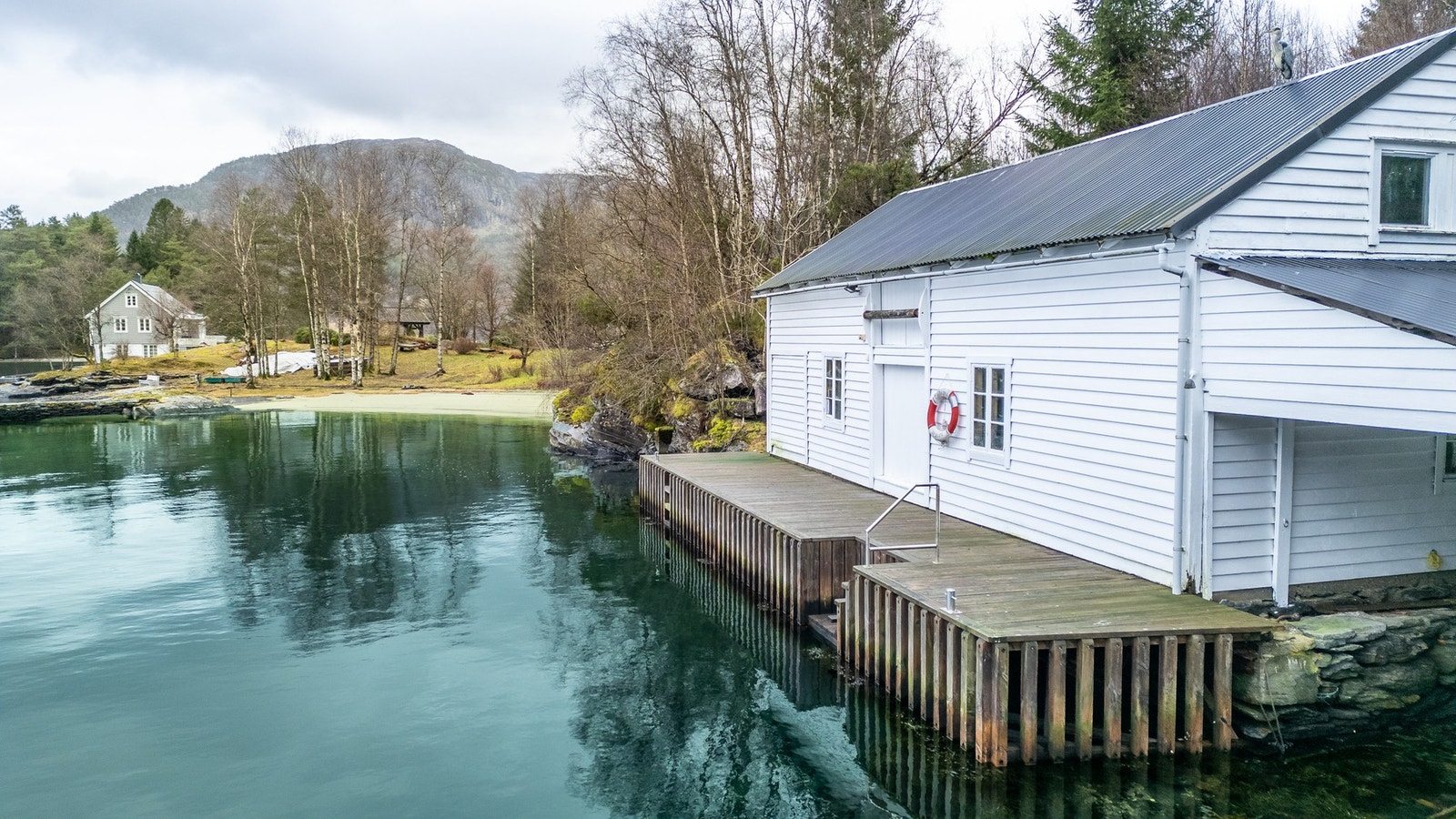 Bading eller stor båt på kaien? Kanskje bruke dette som vinteropplag? Galleribilde
