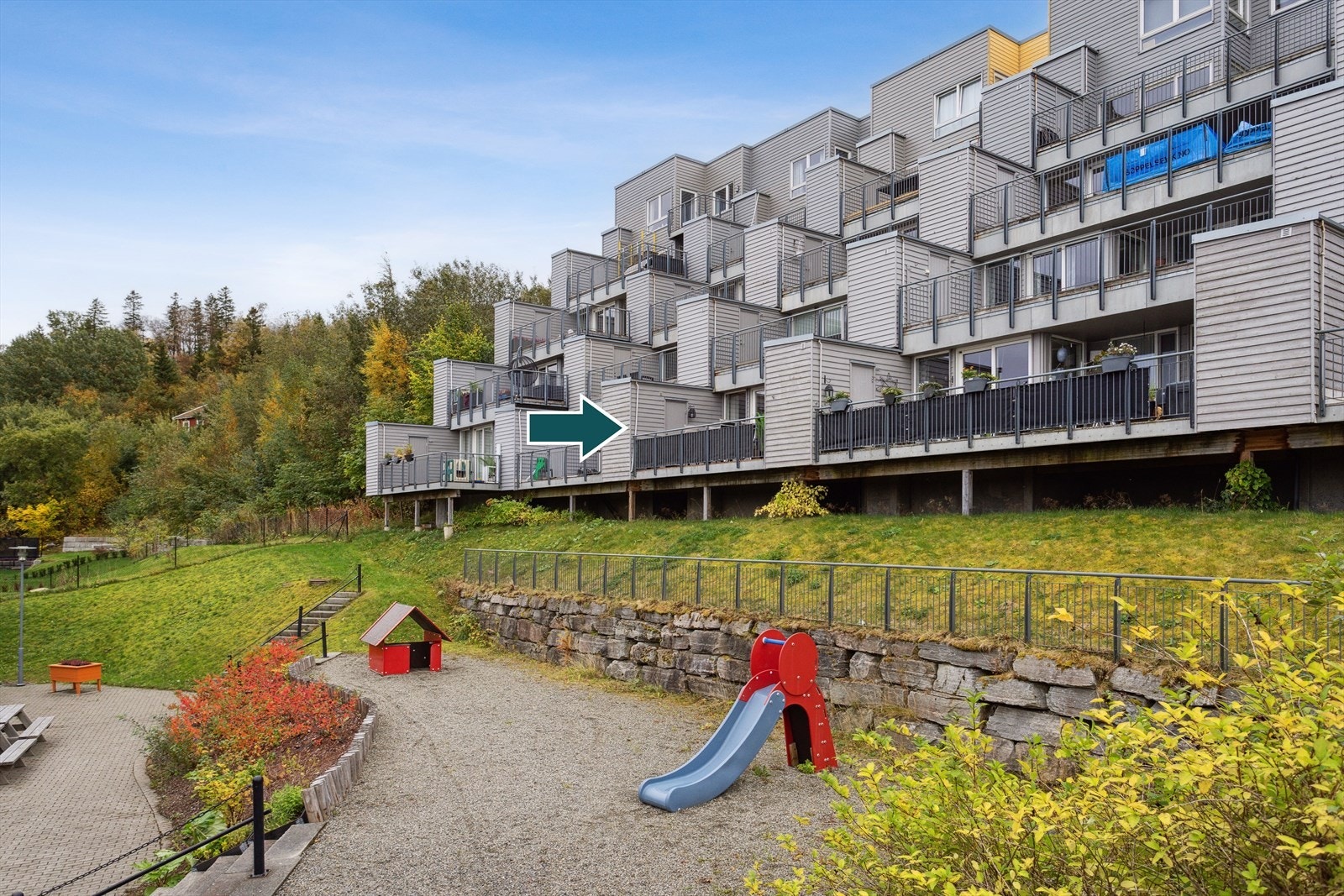 For de minste er det etablert lekeplasser med trygge og tilrettelagte omgivelser, og rundt på området finner du sittebenker. Galleribilde