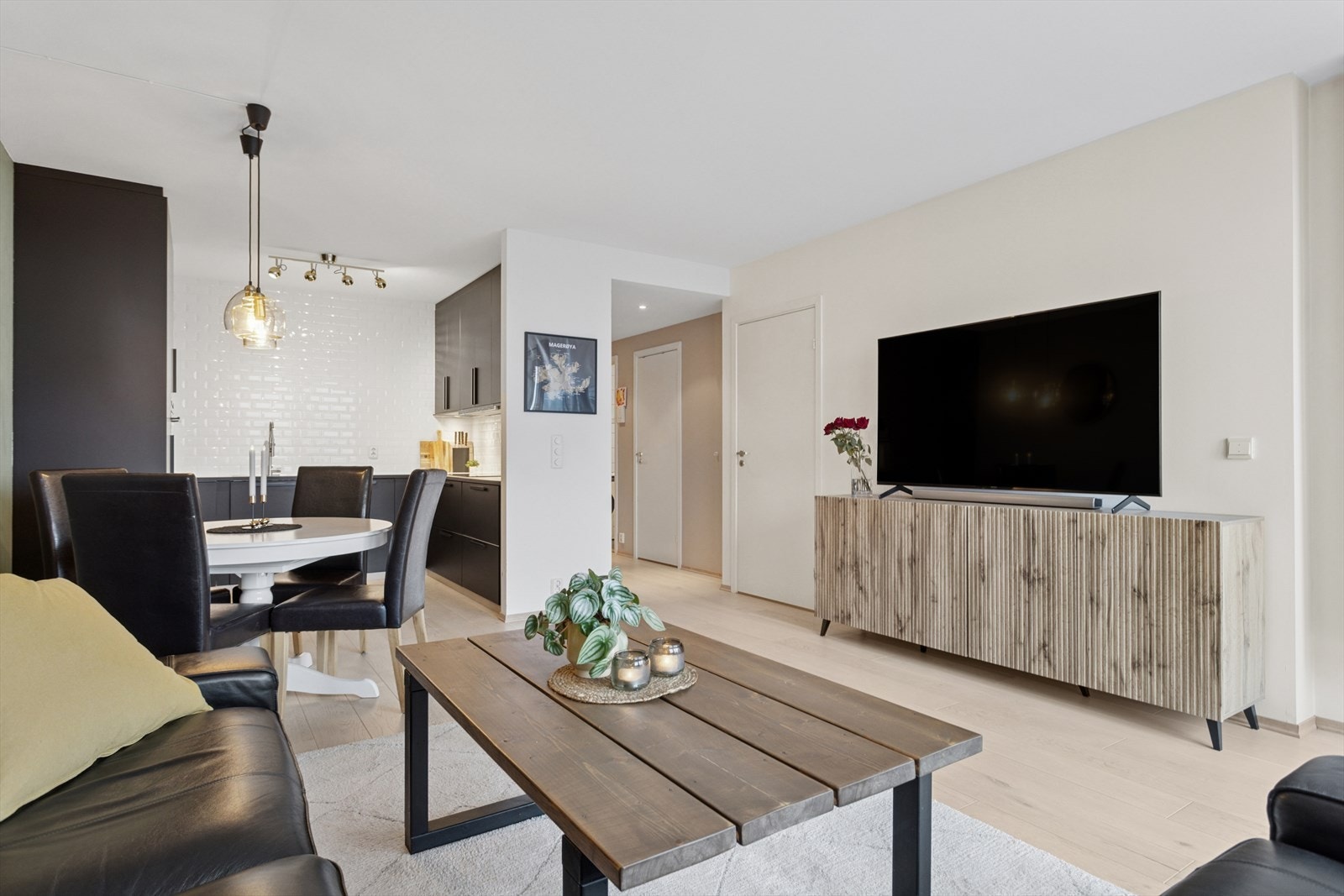 Den åpne planløsningen skaper en luftig og sosial atmosfære, perfekt for både hverdag og gjester. Galleribilde