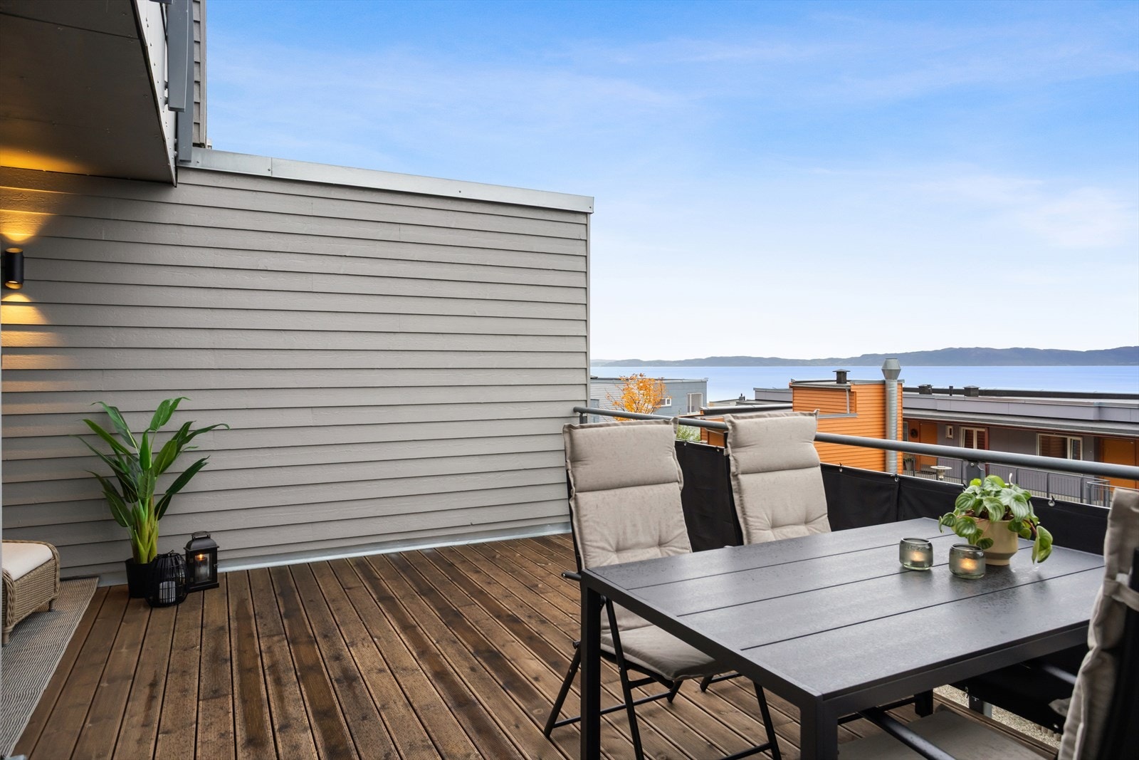 Flott utsikt mot sjøen - perfekt for rolige morgener og hyggelige kvelder Galleribilde