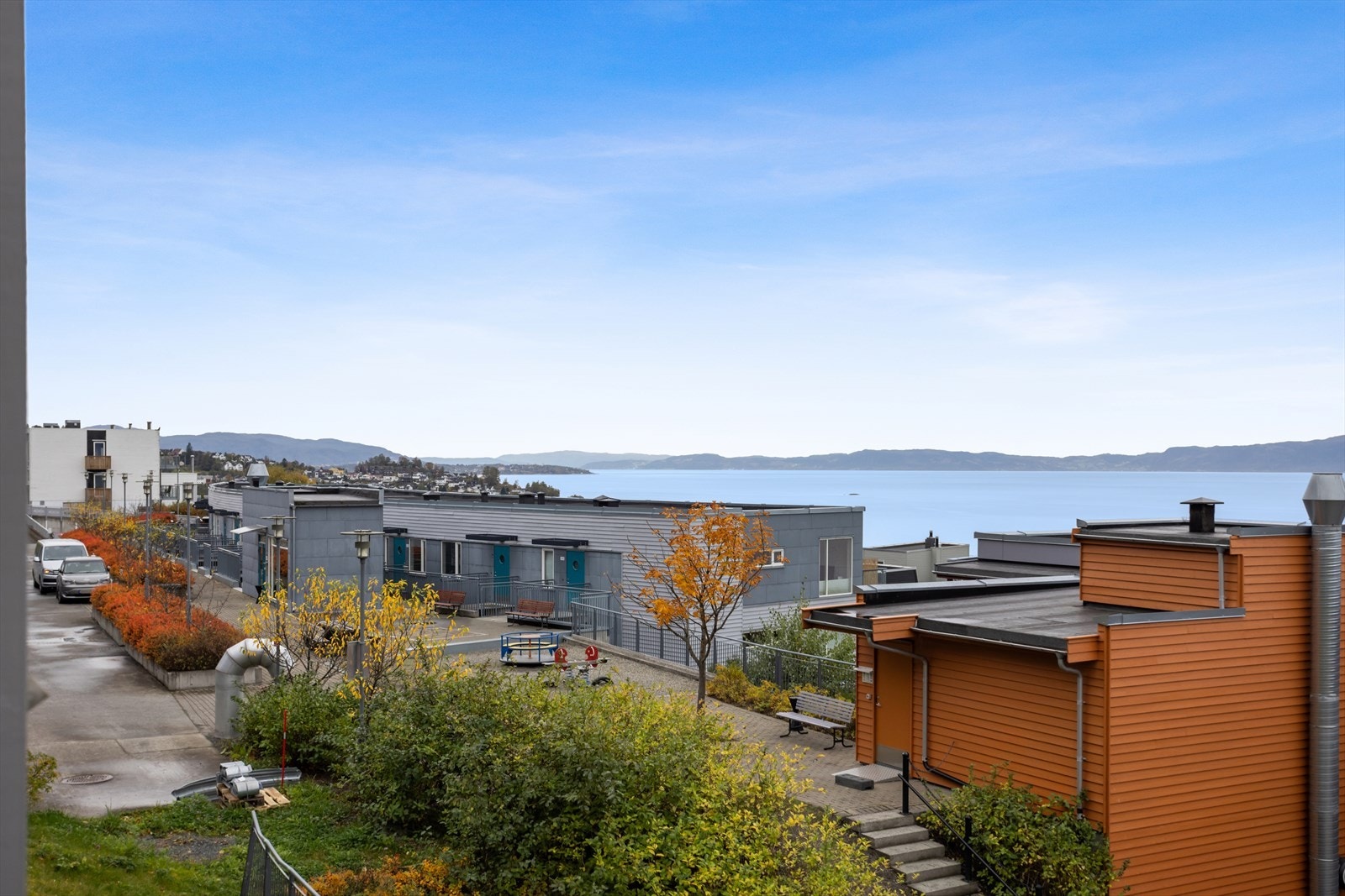 Sameiets felles tomt er gjennomtenkt og pent opparbeidet, og bidrar til et trivelig og harmonisk bomiljø. Velkommen til en hyggelig visning! Galleribilde