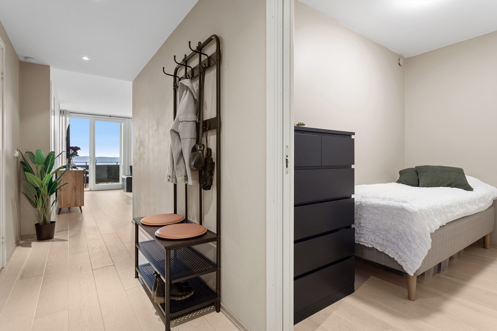 Fra entréen har du tilgang til et kontor/bod på 5 kvm - ideelt som hjemmekontor, hobbyrom eller ekstra lagringsplass. Galleribilde