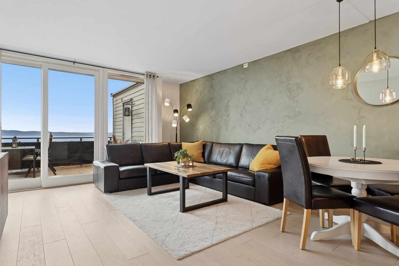 Stuen er et innbydende og lyst rom med store vindusflater som slipper inn rikelig med naturlig dagslys og skaper en åpen og luftig atmosfære. Galleribilde