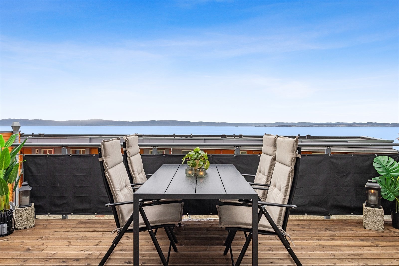 En lys og lekker 2-roms leilighet med 24 kvm terrasse og med nydelig utsikt utover Trondheimsfjorden og Fosenalpene. Galleribilde