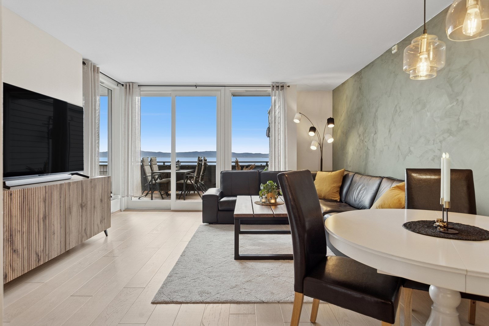 DNB Eiendom v/ Joakim Erlien Grefstad har gleden av å ønske velkommen til Vikhovlia 1856! Galleribilde