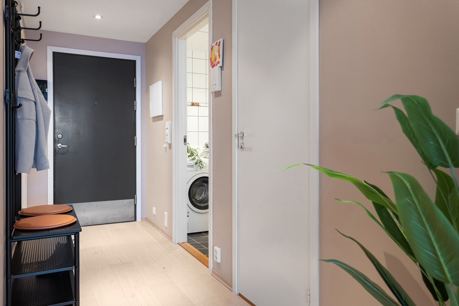 Entréen har god plass til å henge fra seg ytterbekledning. Velkommen inn! Galleribilde