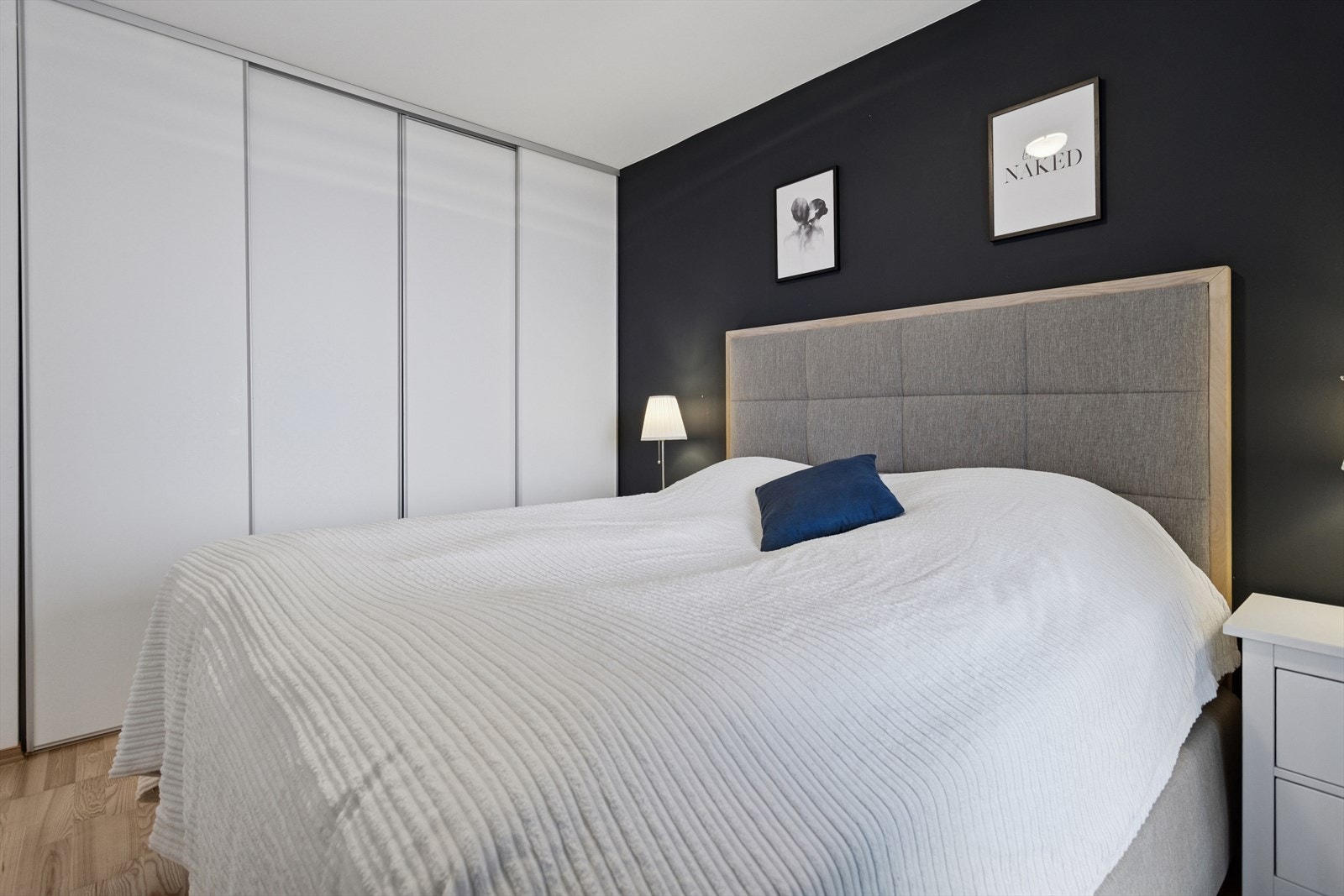 Fra stuen er det direkte tilgang til et romslig soverom med skyvedørsgarderobe og stort vindu, som gir både god oppbevaringsplass og en behagelig lyssetting. Galleribilde