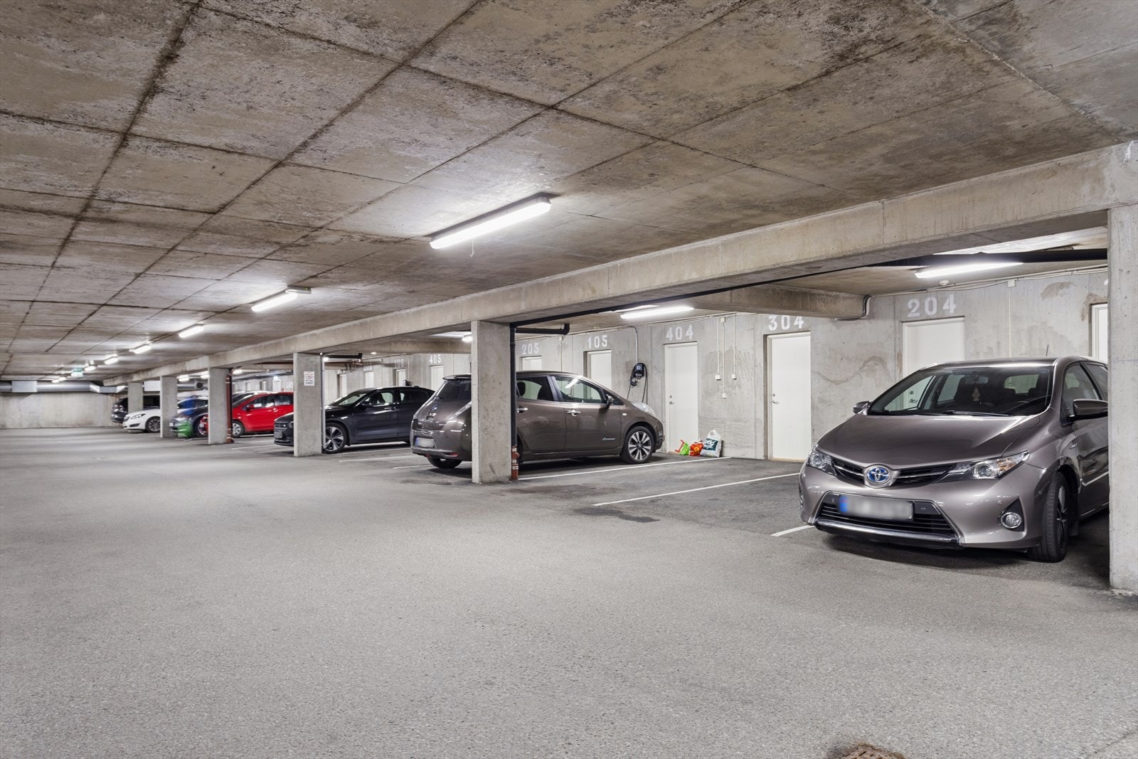 Leiligheten har fast plass i parkeringskjeller med tilhørende bod - praktisk og lett tilgjengelig for både bil og oppbevaring. Galleribilde