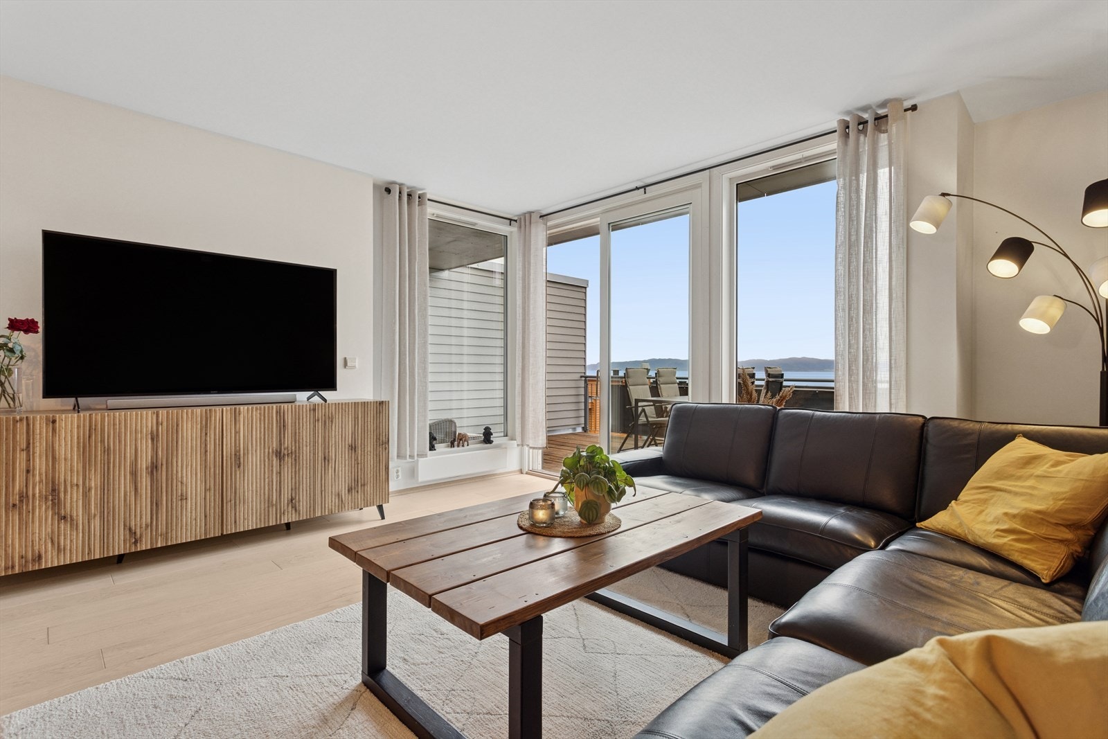 Stuens gode utforming og de tidløse fargevalgene på vegger legger et godt grunnlag for å innrede rommet etter eget ønske. Galleribilde