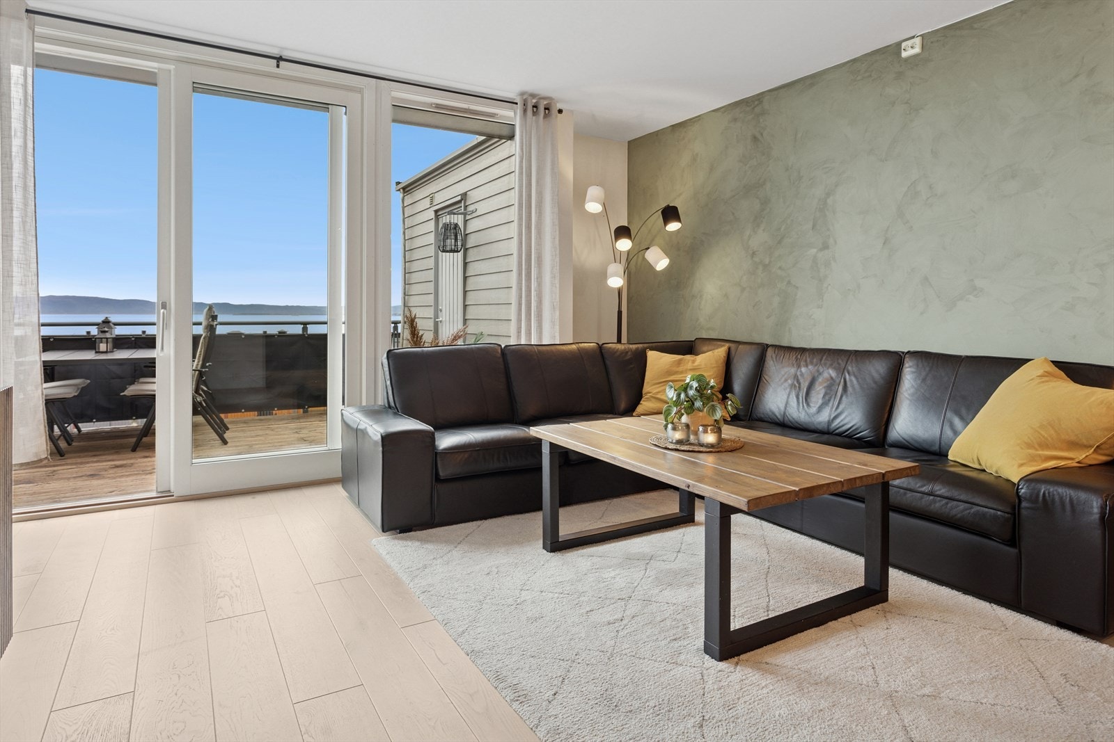 Fra stuen har du direkte tilgang til en herlig terrasse på hele 24 kvm - et perfekt uterom som virkelig utvider boligens bruksareal. Galleribilde