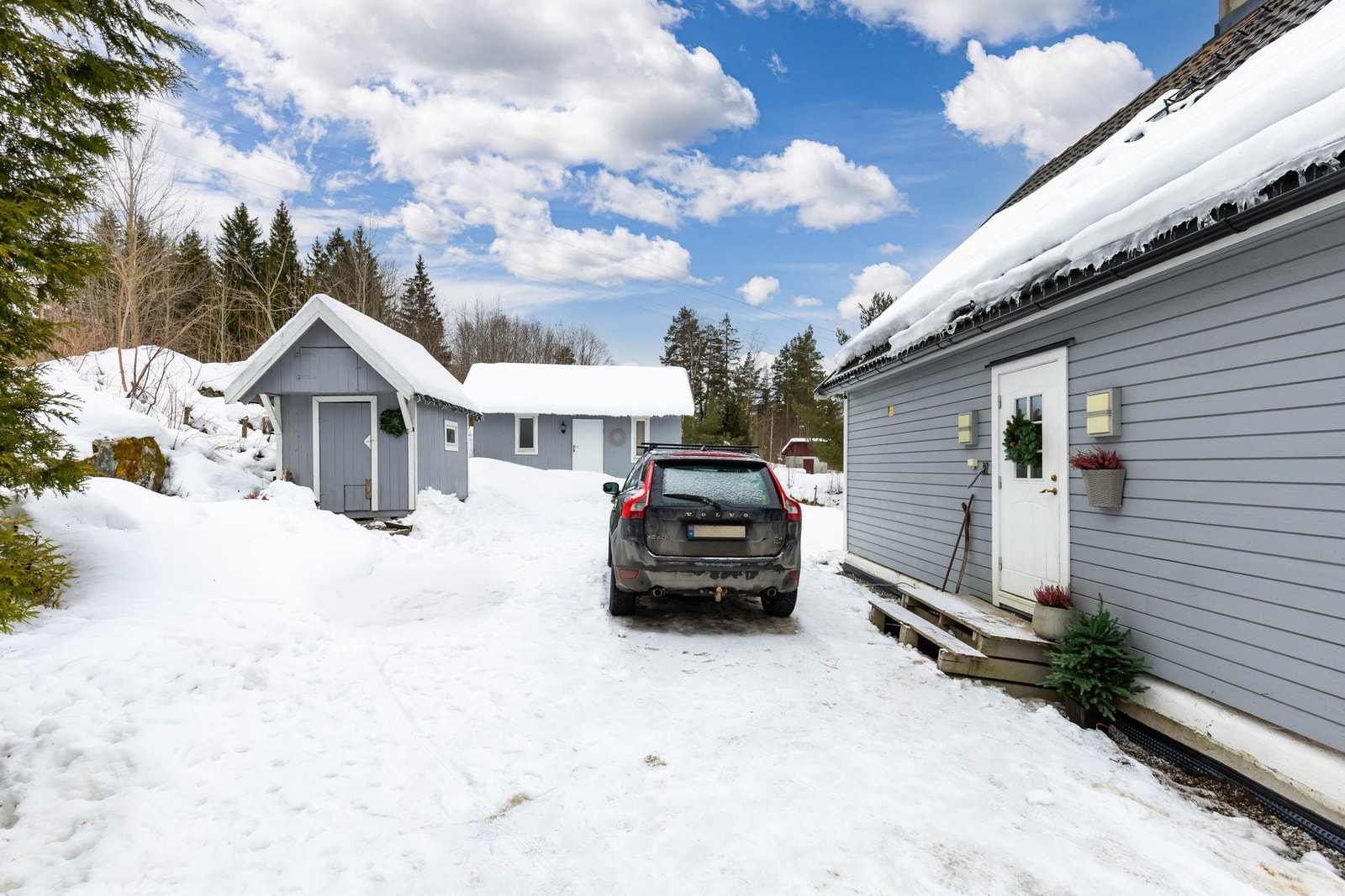 Gode parkeringsmuligheter på gårdsplass. Galleribilde