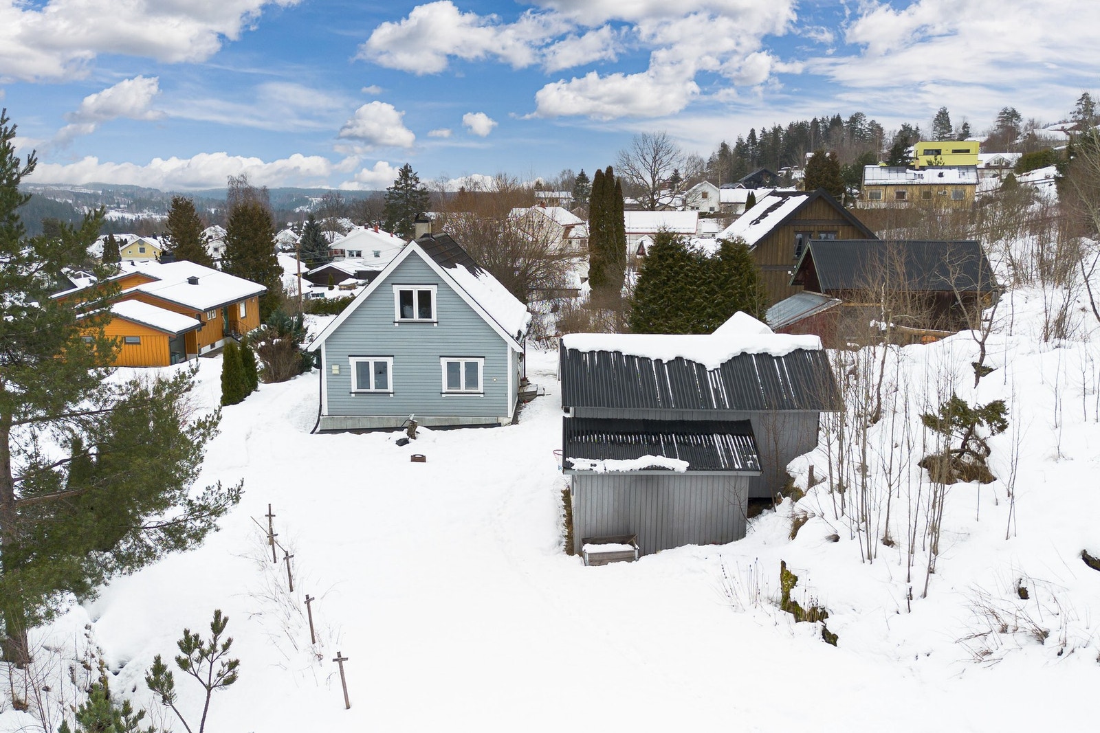Her er det gode muligheter for å opparbeide terrasse, kjøkkenhage, lekeområde eller andre soner etter behov. Galleribilde