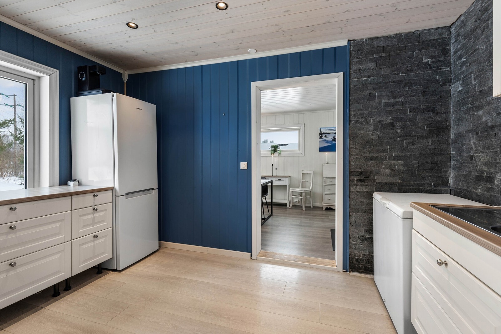 Arbeidsflatene gir gode forutsetninger for matlaging, og planløsningen gir enkel adkomst mellom kjøkken og spiseplass. Galleribilde