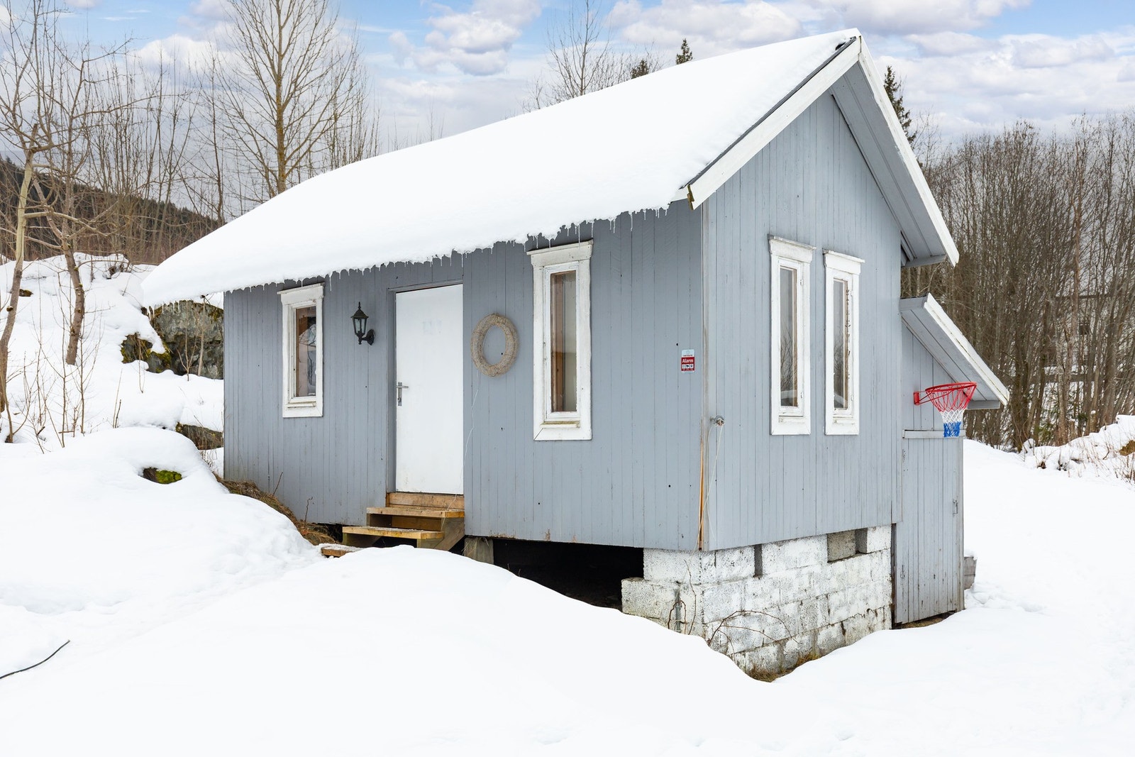 På tomten står det også et uthus med ett isolert hobbyrom og tilbygget redskapsbod og en bod med to rom. Galleribilde