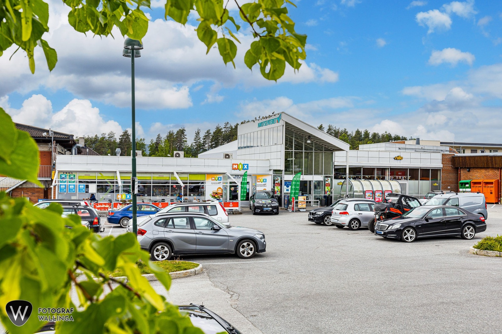 Dagligvarehandelen kan blant annet gjøres på Spar, Kiwi og Rema 1000 som ligger i sentrum. Galleribilde