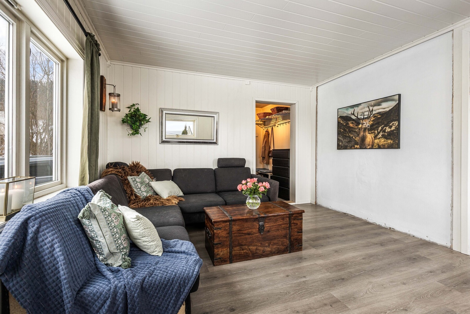 Romslig stue med gode møbleringsmuligheter Galleribilde