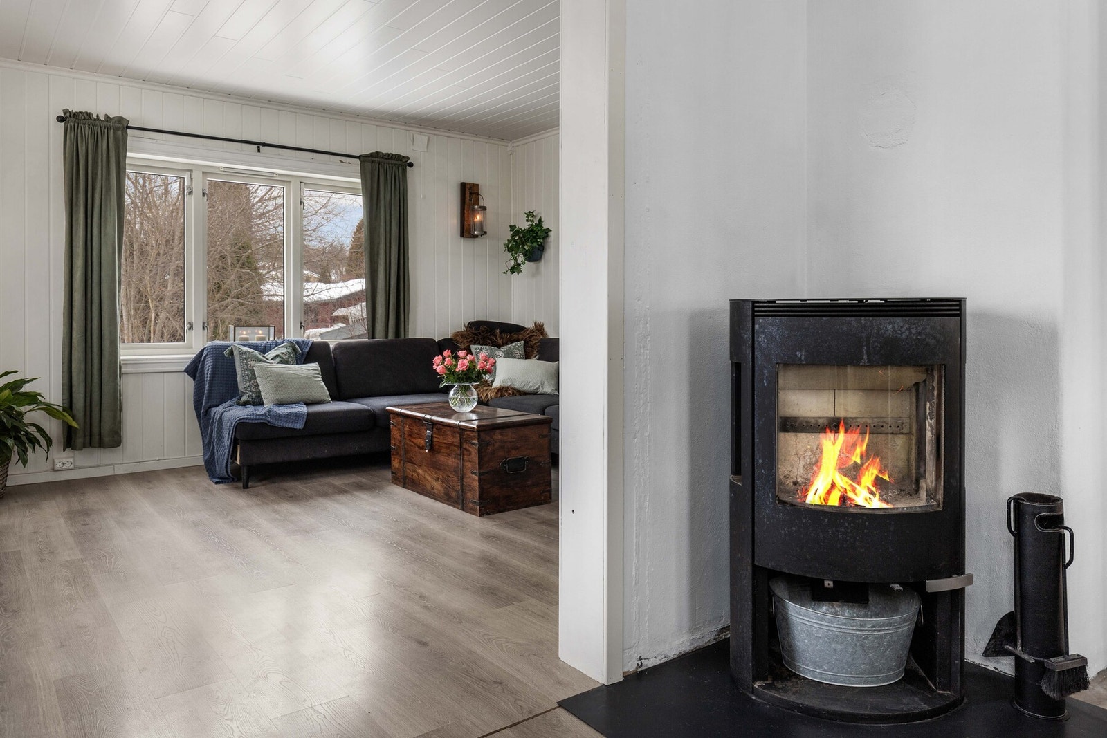 En peisovn i i spisestuen gir varme og skaper en lun stemning. Galleribilde