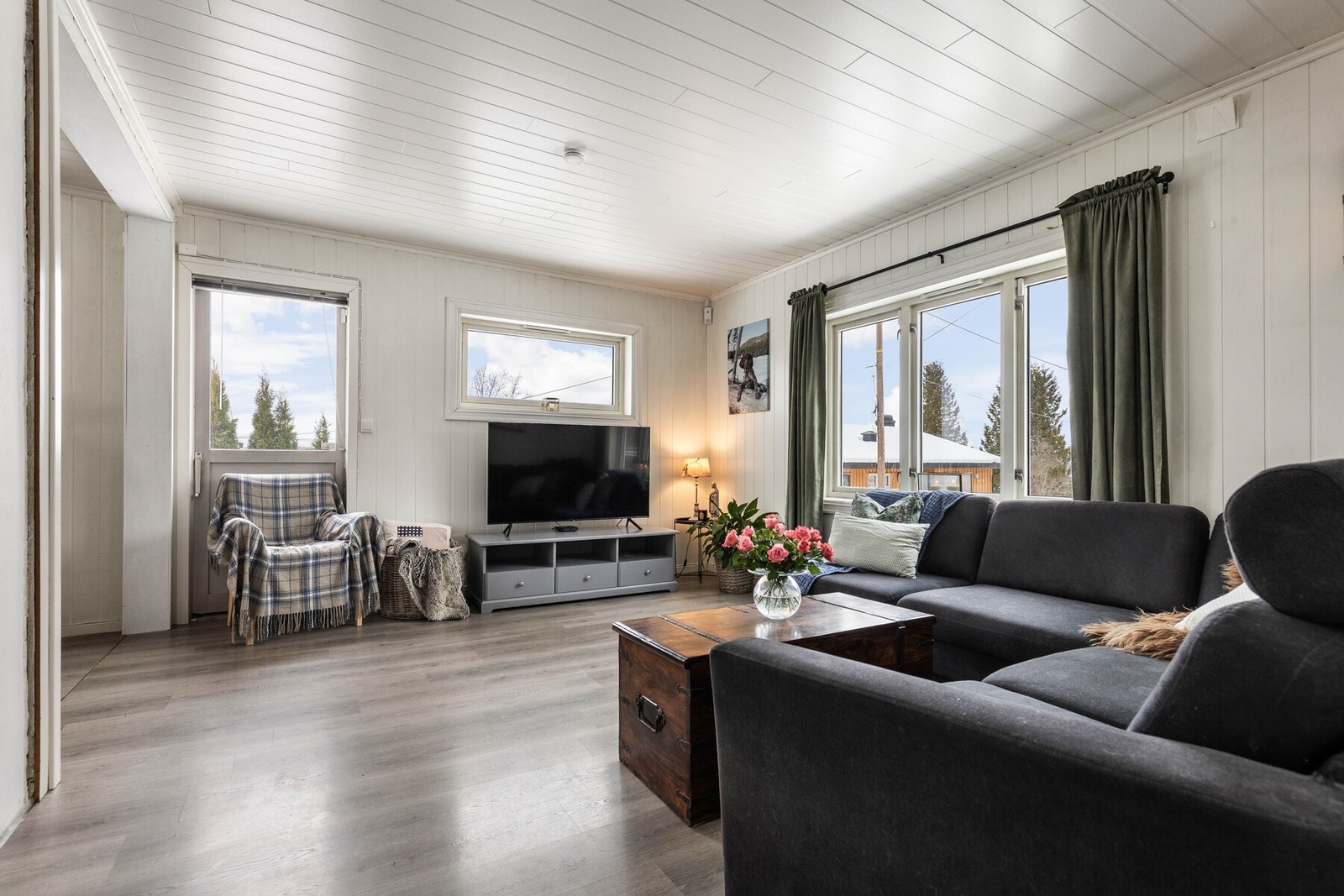 Vindusflater gir godt lysinnslipp og bidrar til en lys romfølelse. Galleribilde