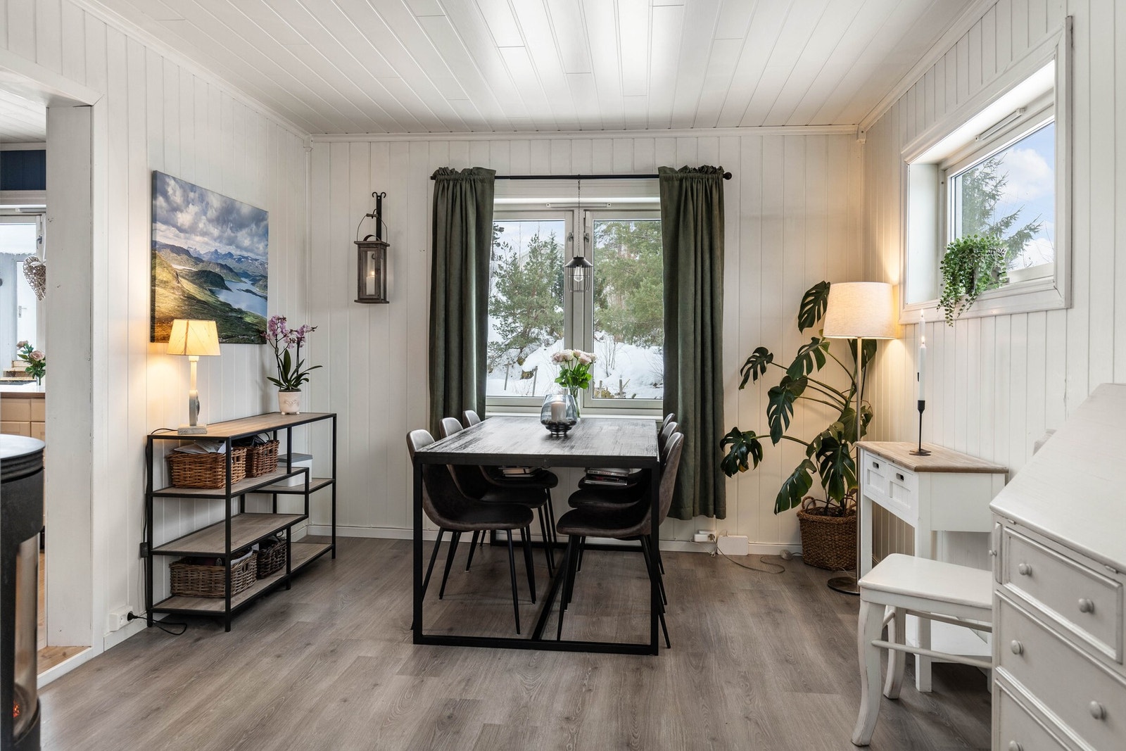 Rommet har god plass til spisebord for flere personer og egner seg godt til både hverdagsmåltider og selskap. Galleribilde