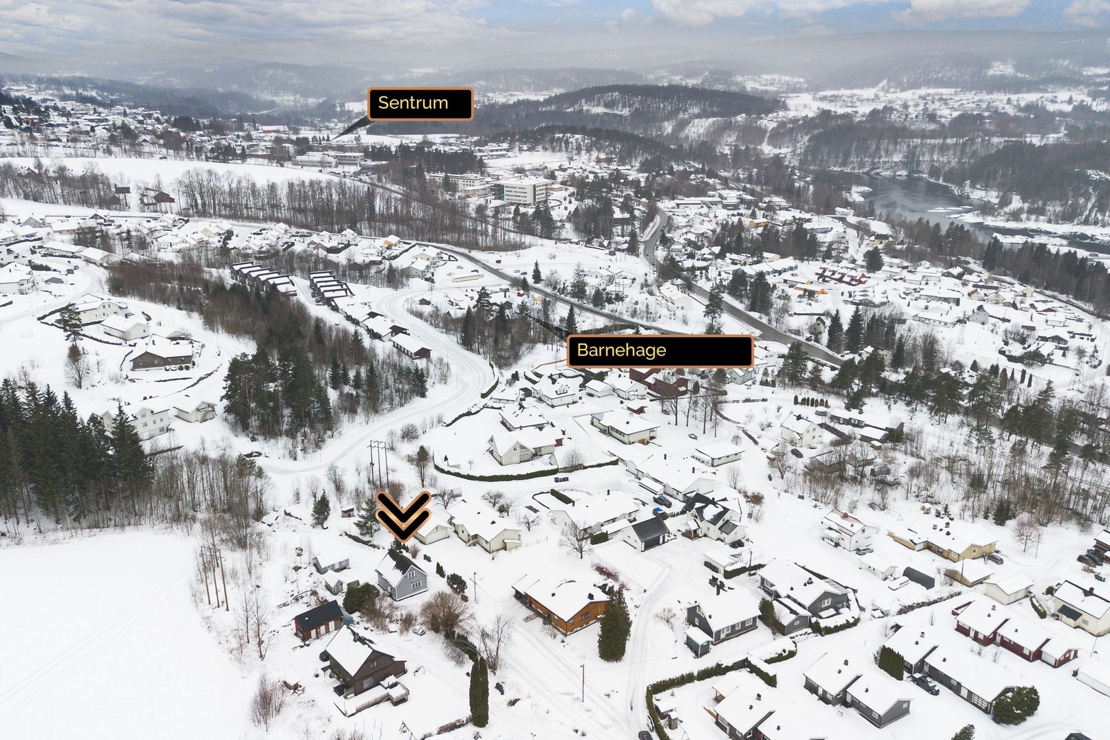 Eneboligen ligger i et rolig, skjermet og barnevennlig boligområde, ca. 1,5 km nordøst for Åmot sentrum i Modum kommune. Galleribilde