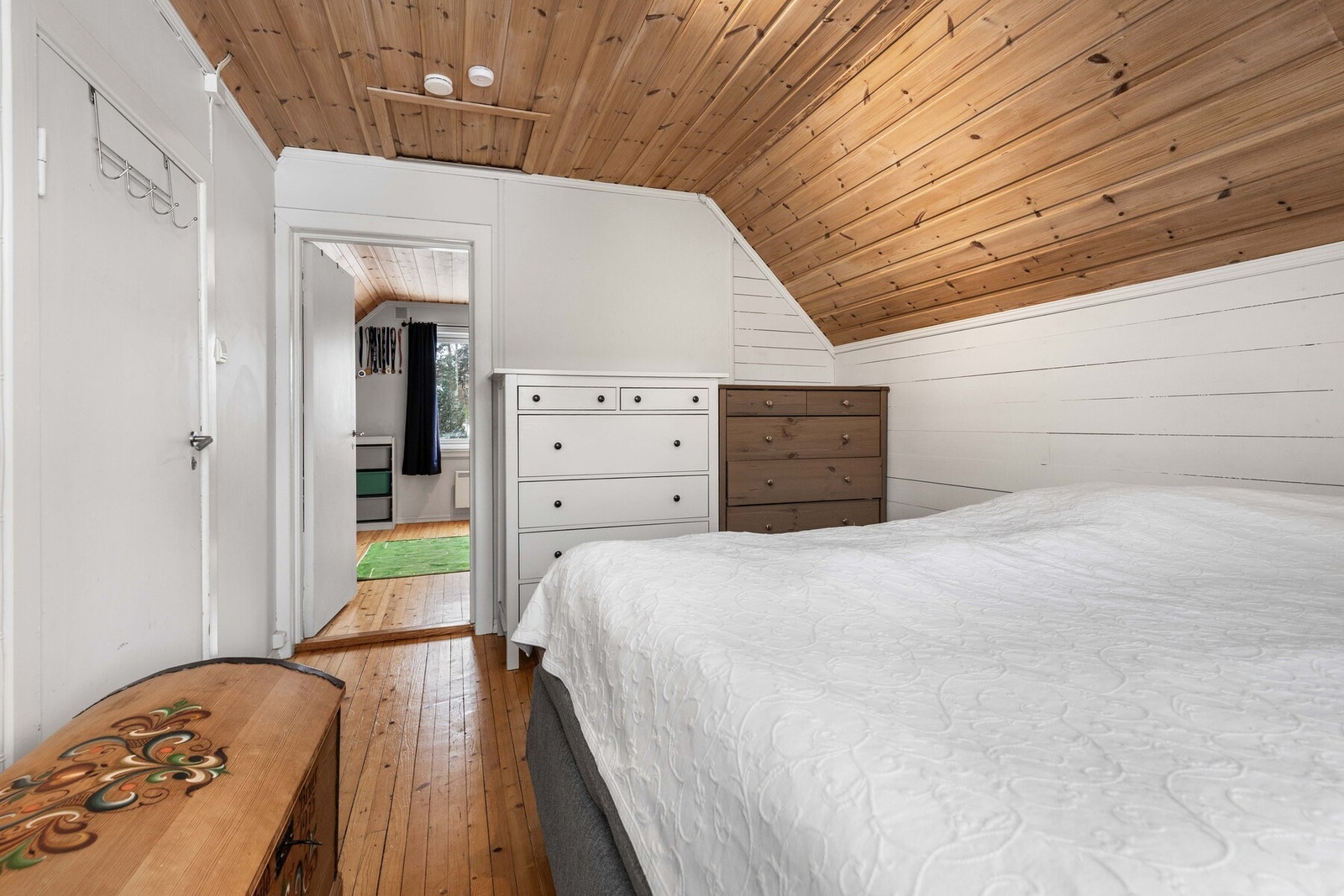 Soverommene ligger samlet i egen etasje, noe som gir en skjermet og privat sone adskilt fra oppholdsrommene i 1. etasje. Galleribilde