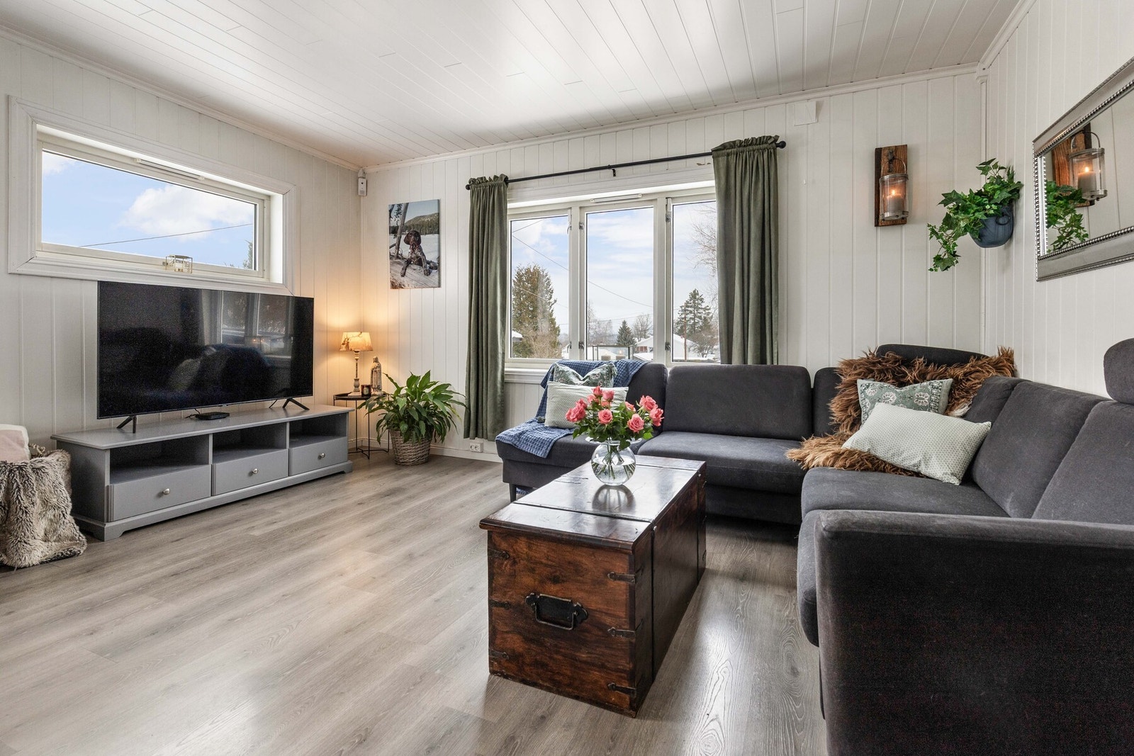 Stuen er romslig og har gode møbleringsmuligheter med plass til sofagruppe, tv-seksjon og eventuelt lesehjørne. Galleribilde