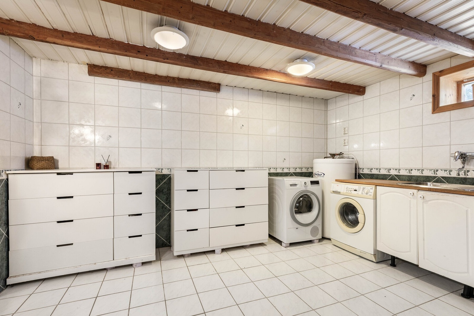 Rommet inneholder dusj, toalett, servant, vaskekum og opplegg for vaskemaskin. Galleribilde