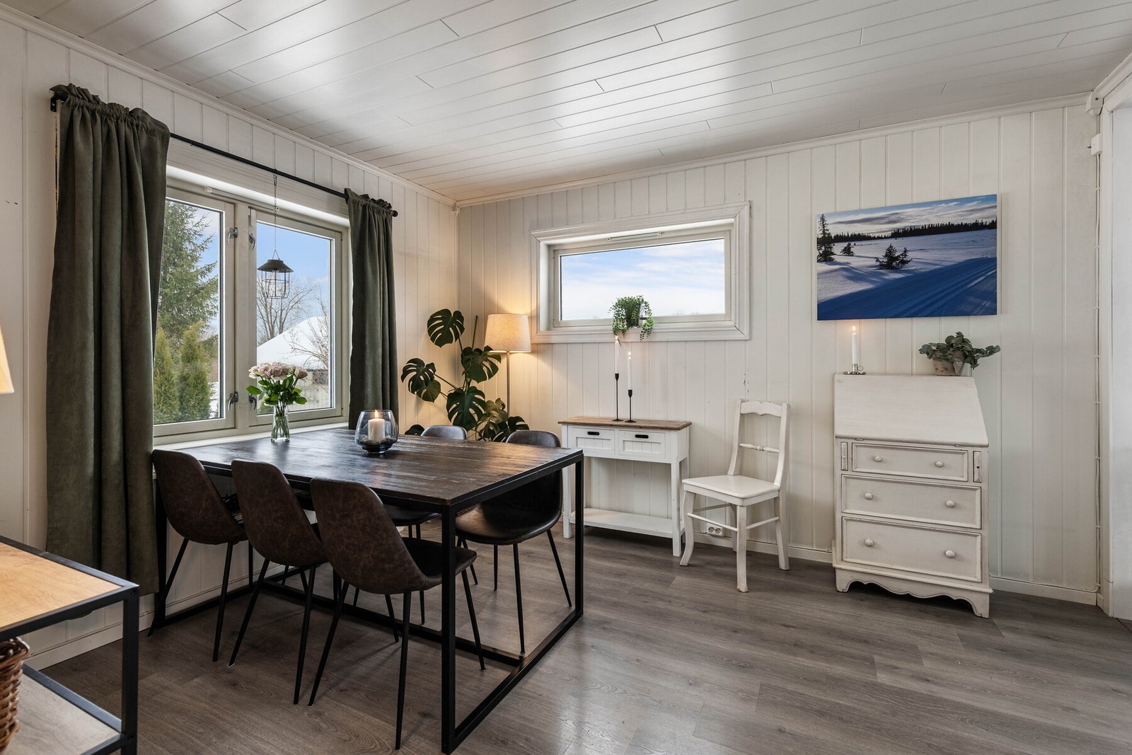 Den separate løsningen gir en tydelig inndeling mellom spise- og oppholdssone, samtidig som rommene oppleves sammenhengende. Galleribilde