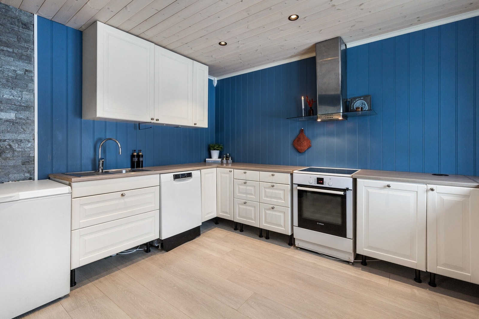 Kjøkkenet ligger praktisk til i 1. etasje med nærhet til spisestue. Galleribilde