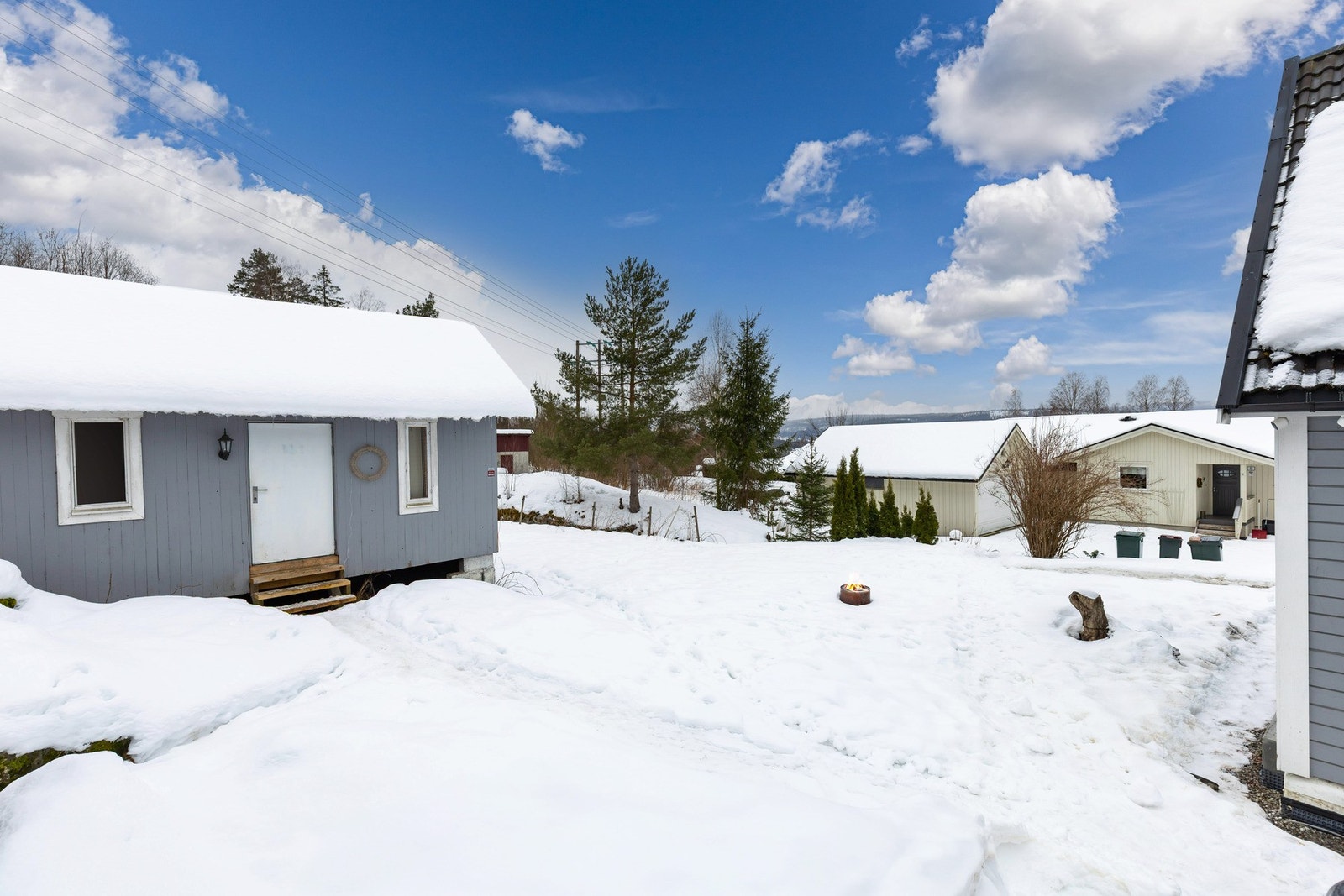 På tomten står det også et uthus med ett isolert hobbyrom og tilbygget redskapsbod og en bod med to rom. Galleribilde