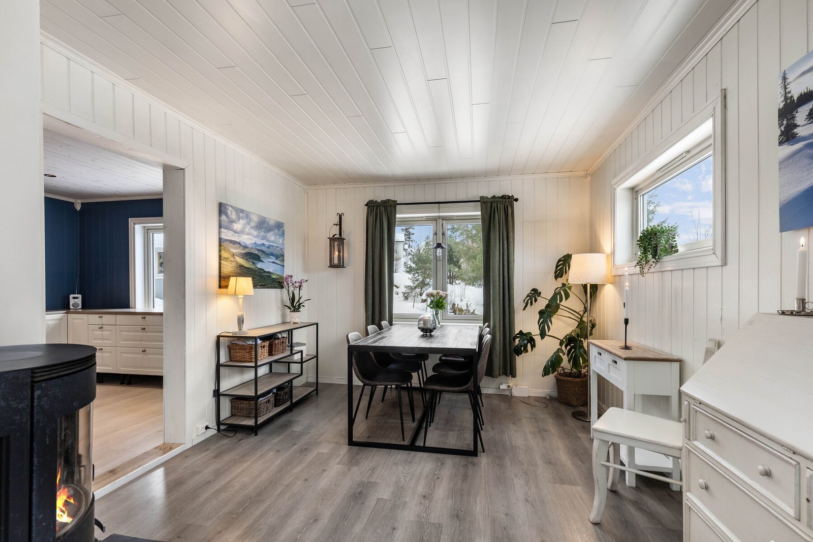 I tilknytning til stuen ligger separat spisestue. Galleribilde