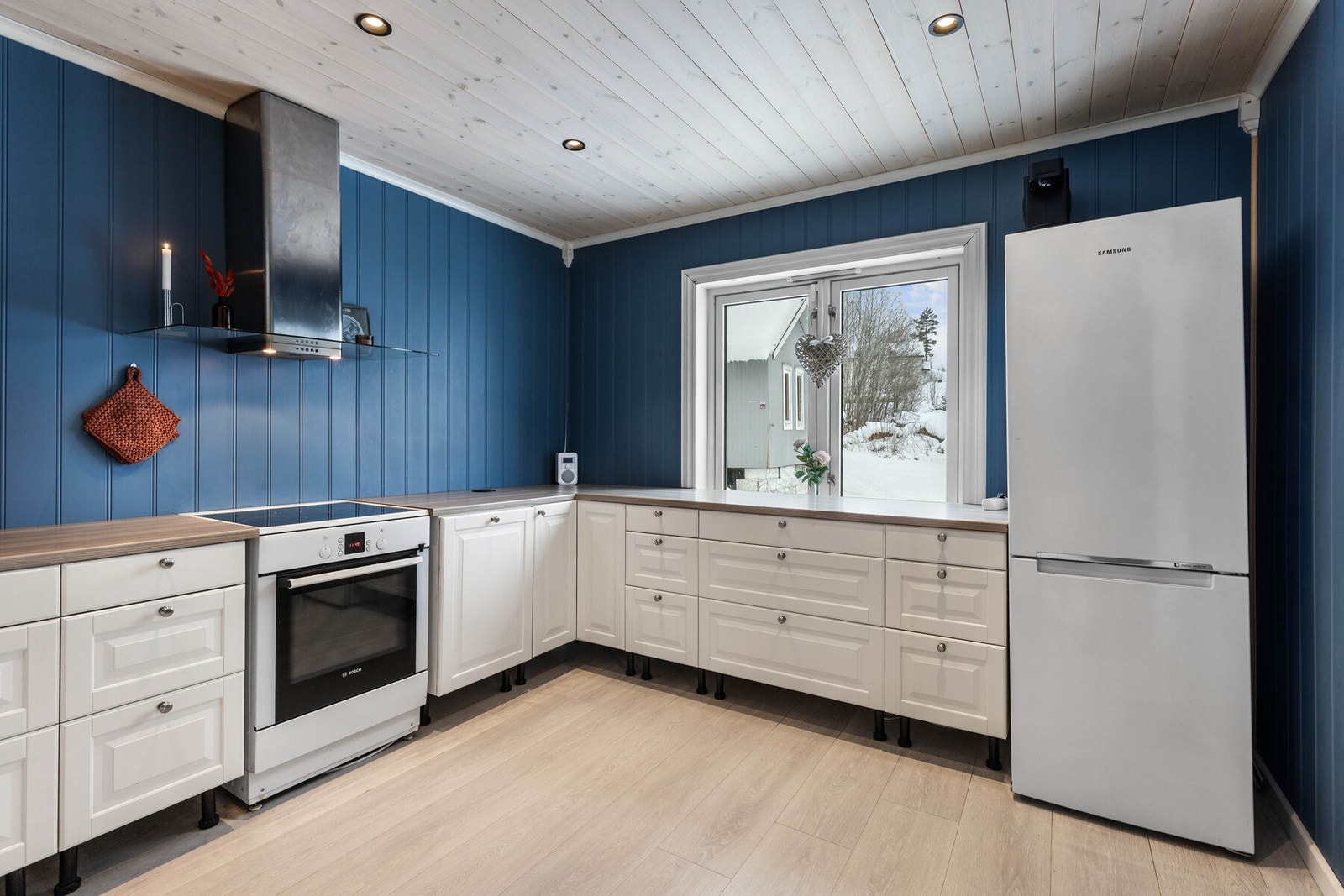 Det er plass til nødvendige hvitevarer og rommet er tilrettelagt for funksjonell bruk i hverdagen. Galleribilde