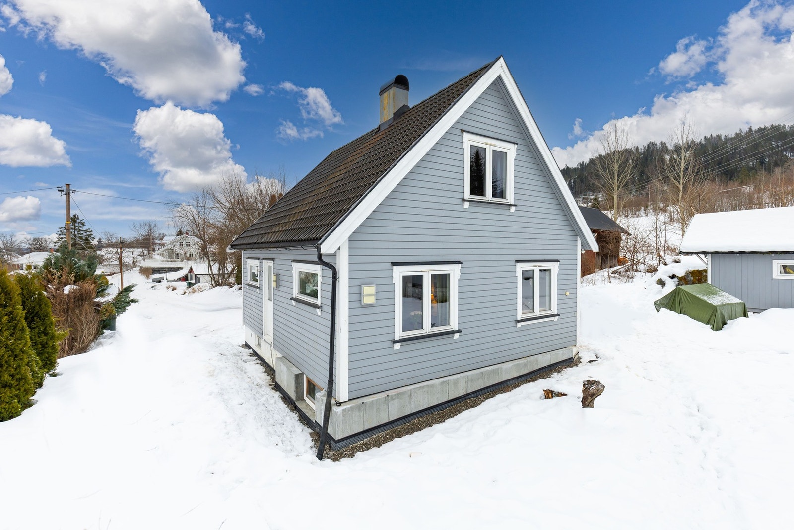 Eneboligen ligger usjenert til i et rolig og barnevennlig område. Galleribilde