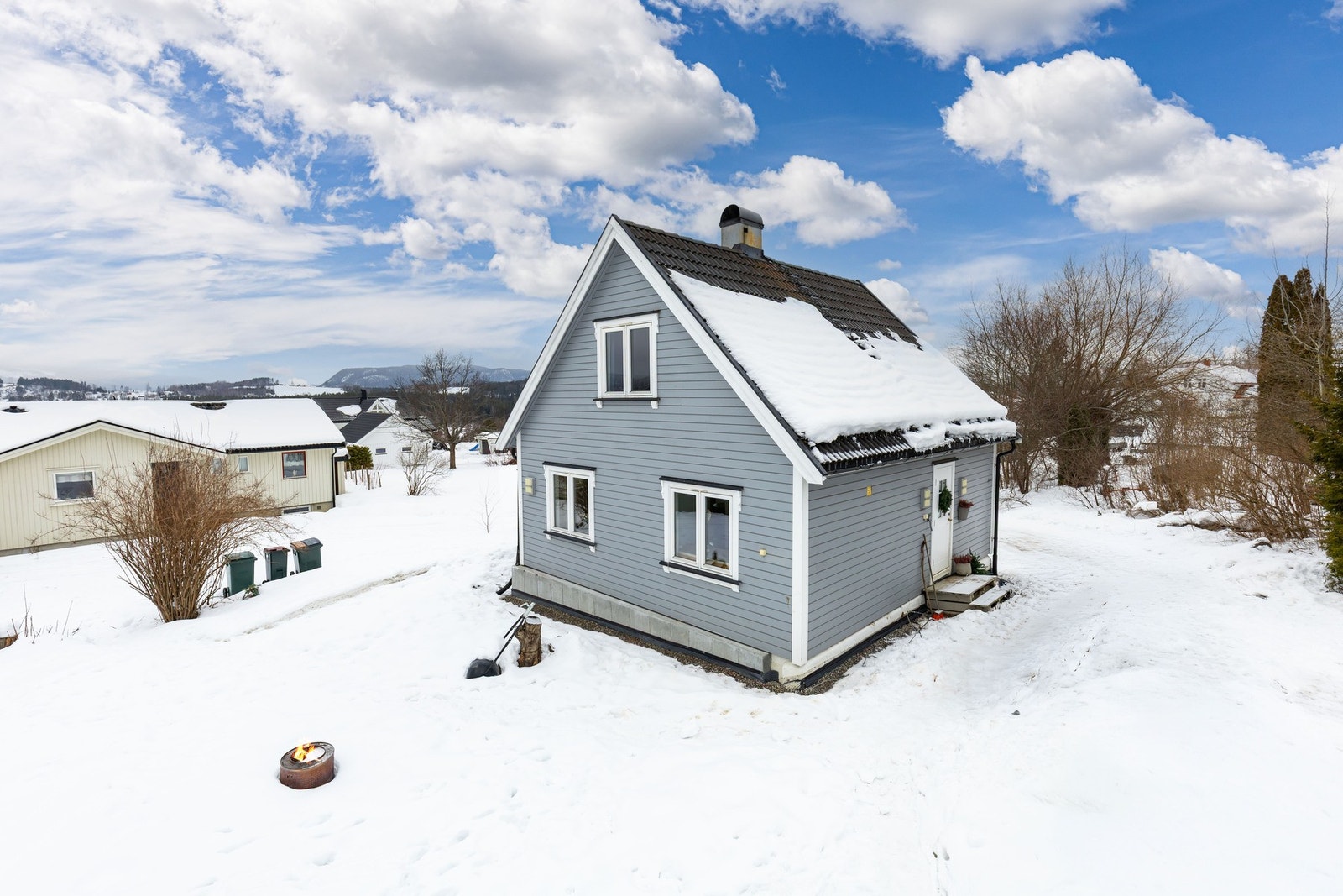 PrivatMegleren v/ Vetle Haug Kristensen har gleden av å presentere denne sjarmerende eneboligen over 3 plan med romslig hage og barnevennlig beliggenhet. Galleribilde