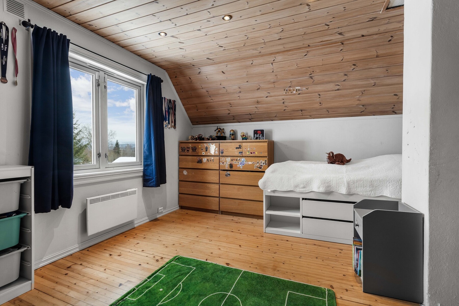 Lyst soverom med skråtak Galleribilde