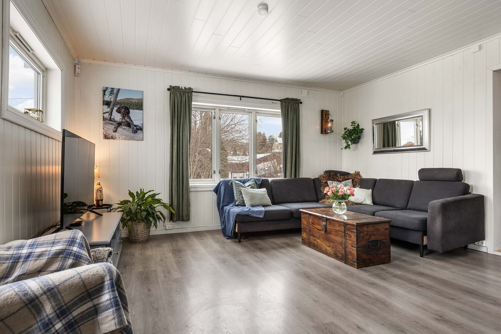 Fra stuen er det utgang direkte til terreng, noe som gir enkel adkomst til hage og uteområde i sommerhalvåret. Galleribilde