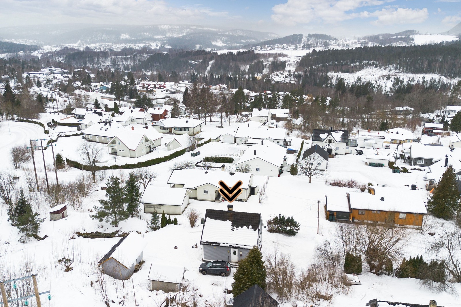 Nærmeste barnehage ligger i nabolaget, det er kort gange til bussholdeplassen. Dessuten er det kort vei til barneskolen, ungdomsskolen og Buskerud vgs. avdeling Rosthaug. Galleribilde
