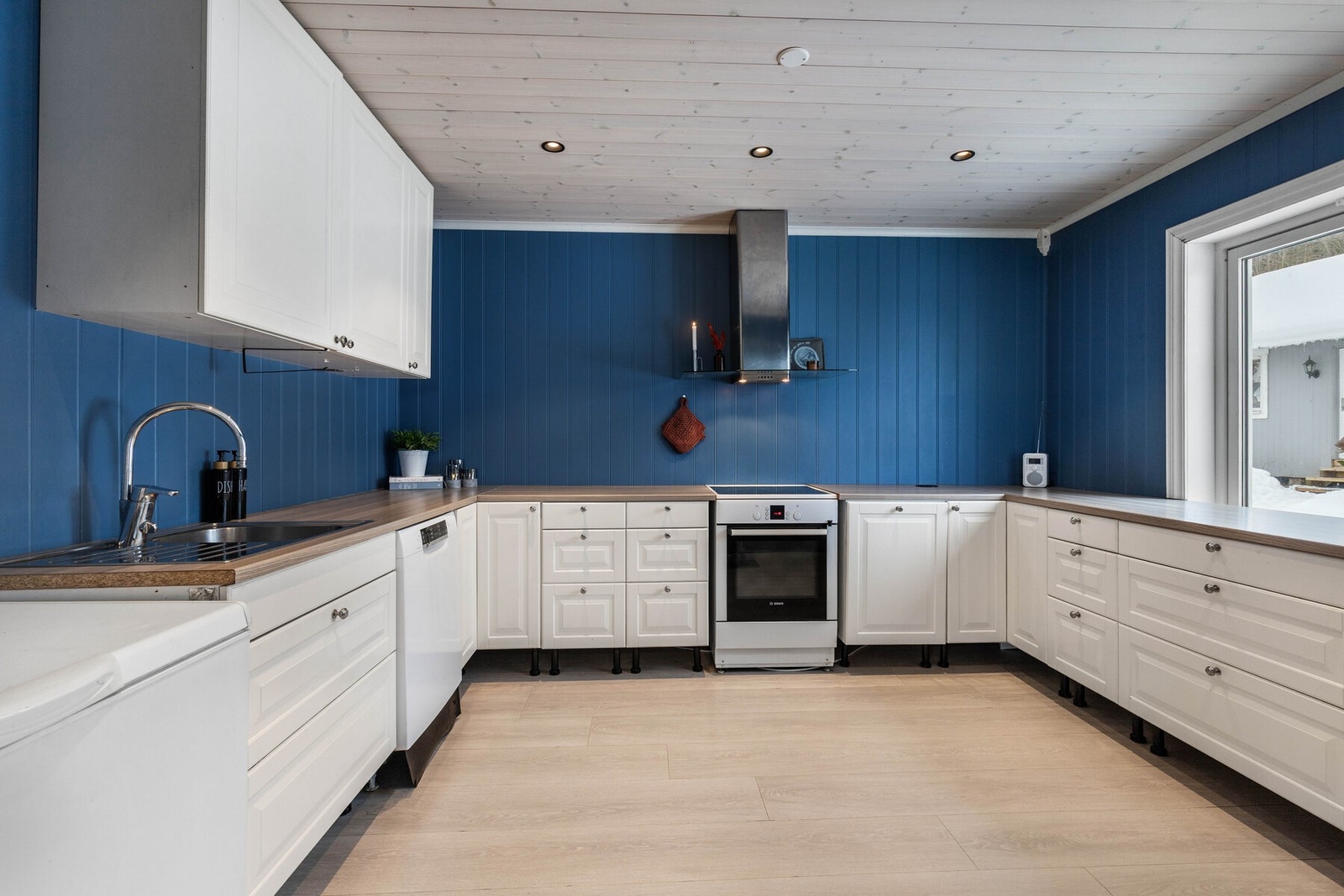 Innredningen har profilerte fronter og god skap- og benkeplass. Galleribilde