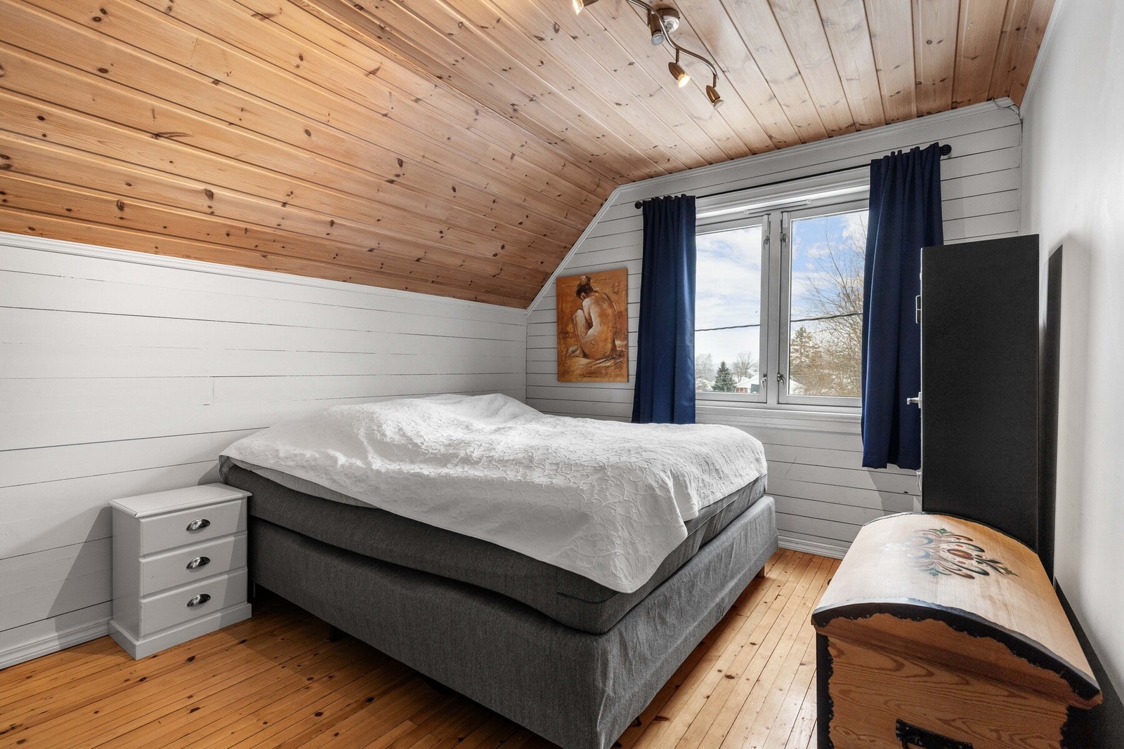 Rommene har skråtak som gir en lun atmosfære, samtidig som gulvflaten er godt utnyttet. Galleribilde