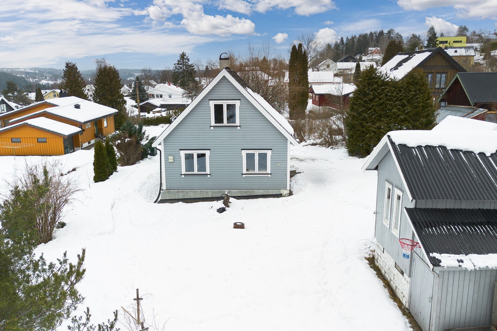 tomten gir rikelig med plass til både lek, hageaktiviteter og etablering av flere uteplasser. Galleribilde