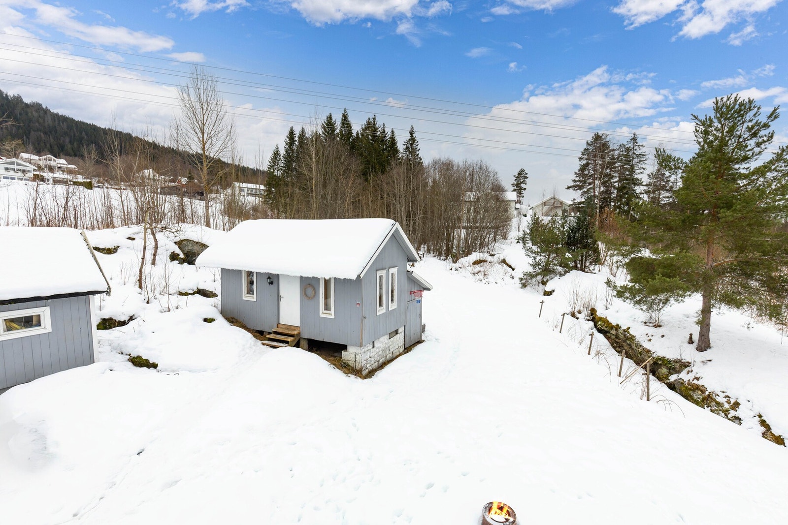 Den store tomten gir en luftig og fri beliggenhet rundt boligen, med god avstand til naboer og fine utviklingsmuligheter for den som ønsker å sette sitt eget preg på uteområdet. Galleribilde