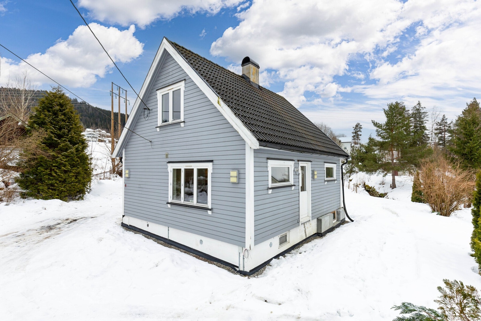 Tomten er stor og solrik. Galleribilde