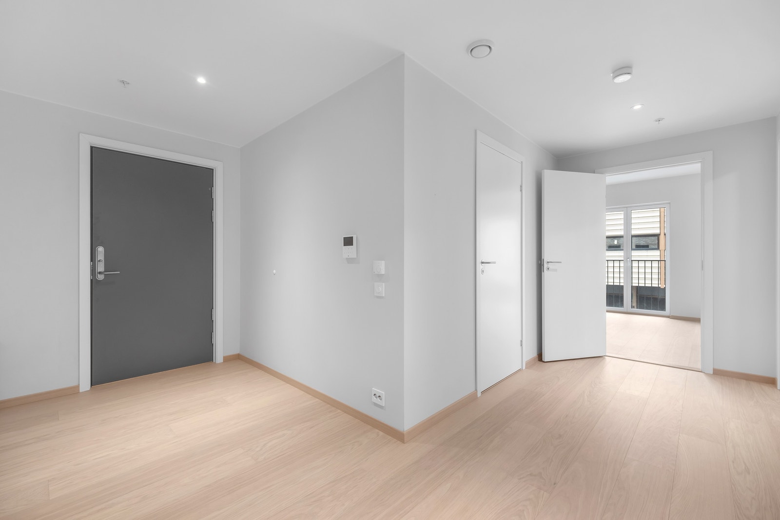 Stor gang med god plass til å henge fra seg jakker og sko Galleribilde